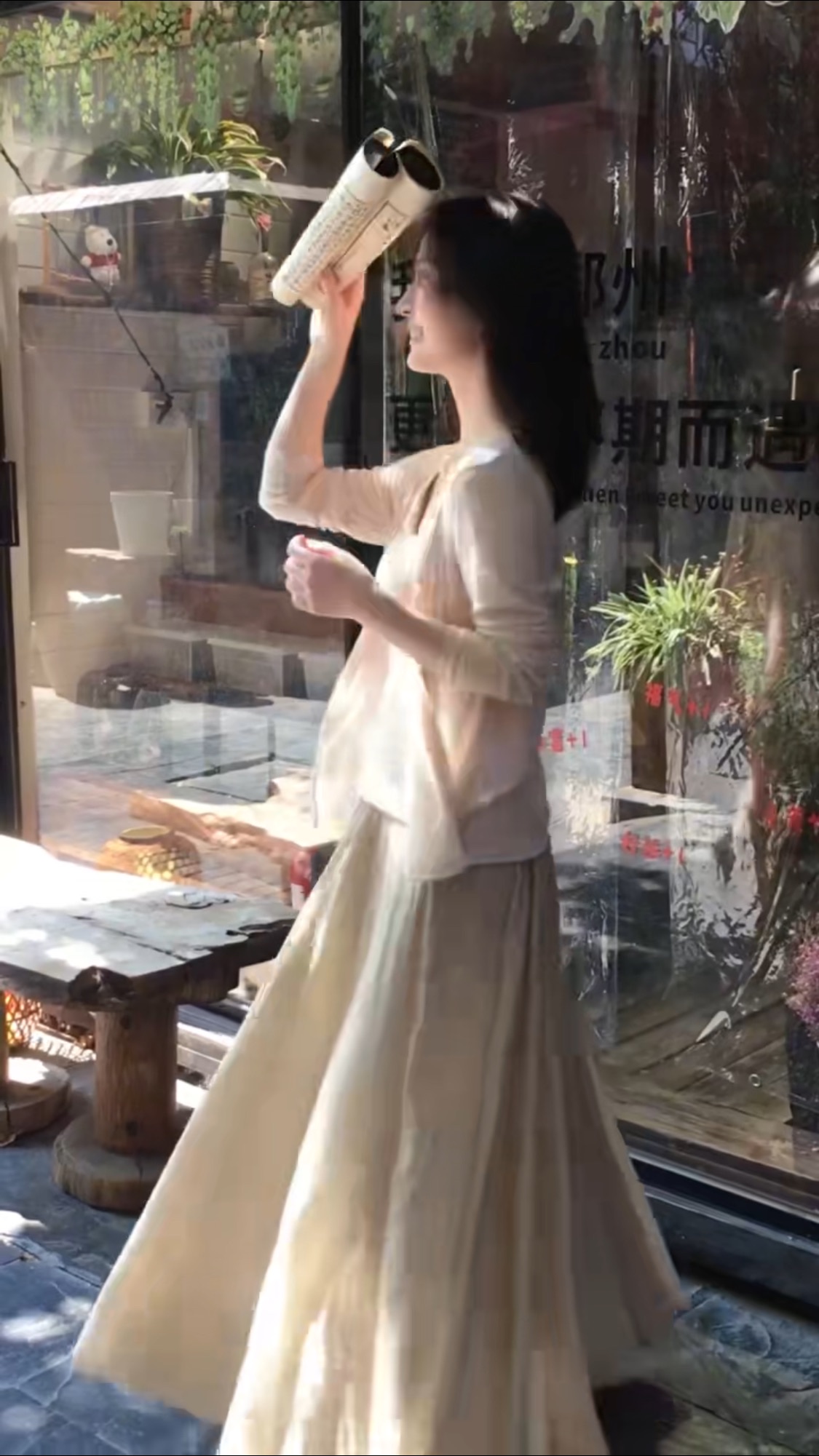 A two-piece light-colored cardigan is comfortable and casual pic 3