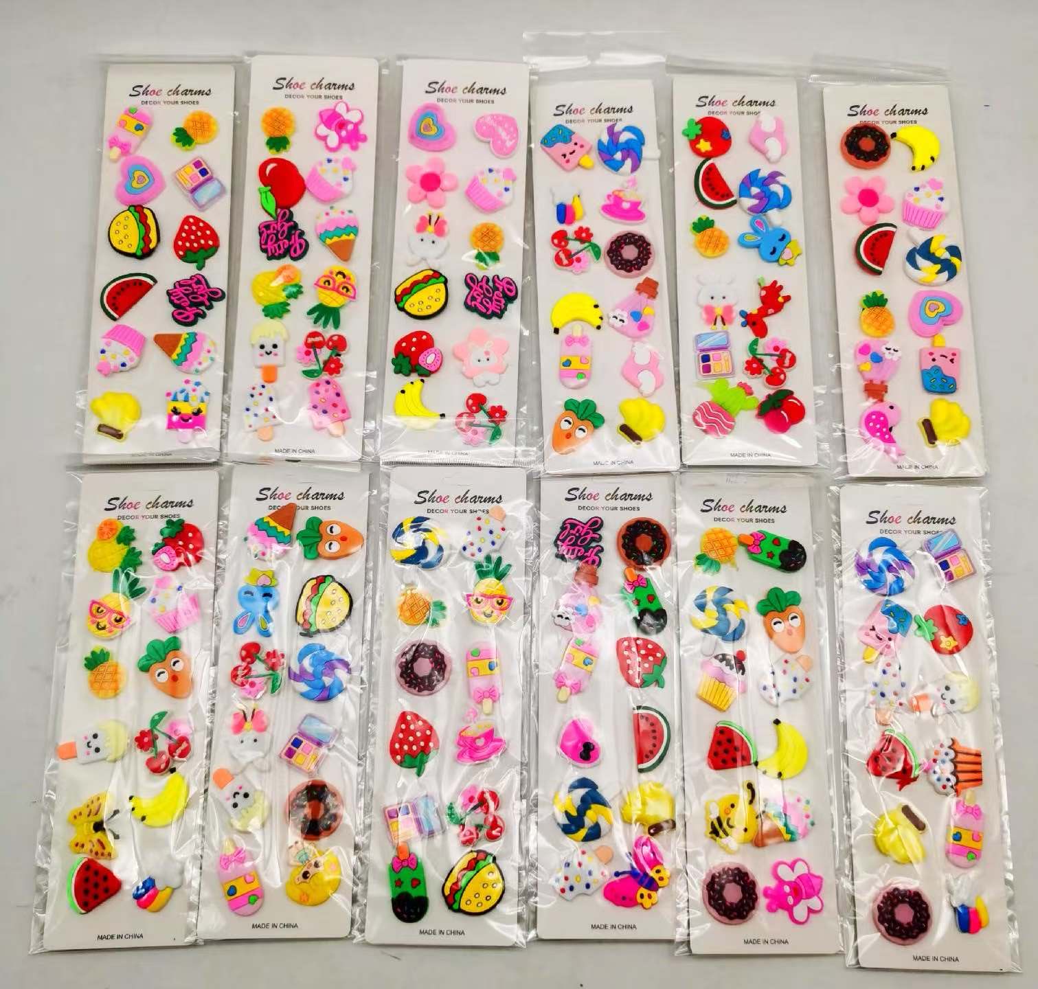 跨境卡通洞洞鞋配件厂家直销批发款式很多产品图