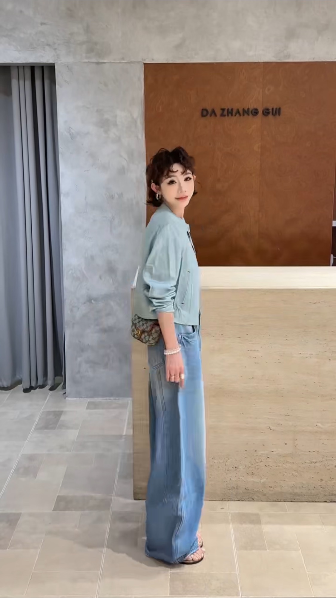 Two-piece women's fashion top and jeans details Picture