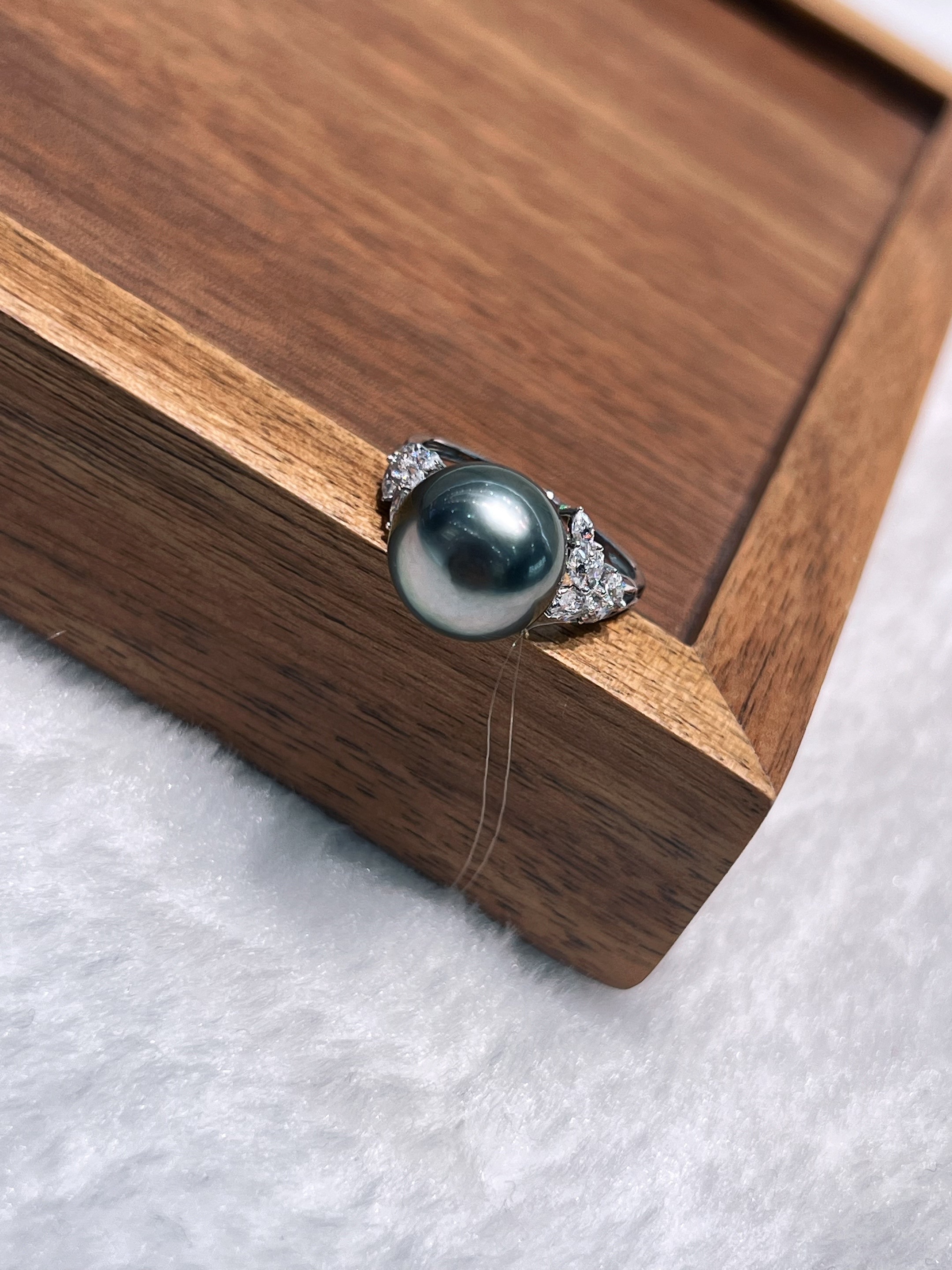 Exquisite and luxurious jewelry made of 18k natural pearls, Tahitian black pearls Specification image