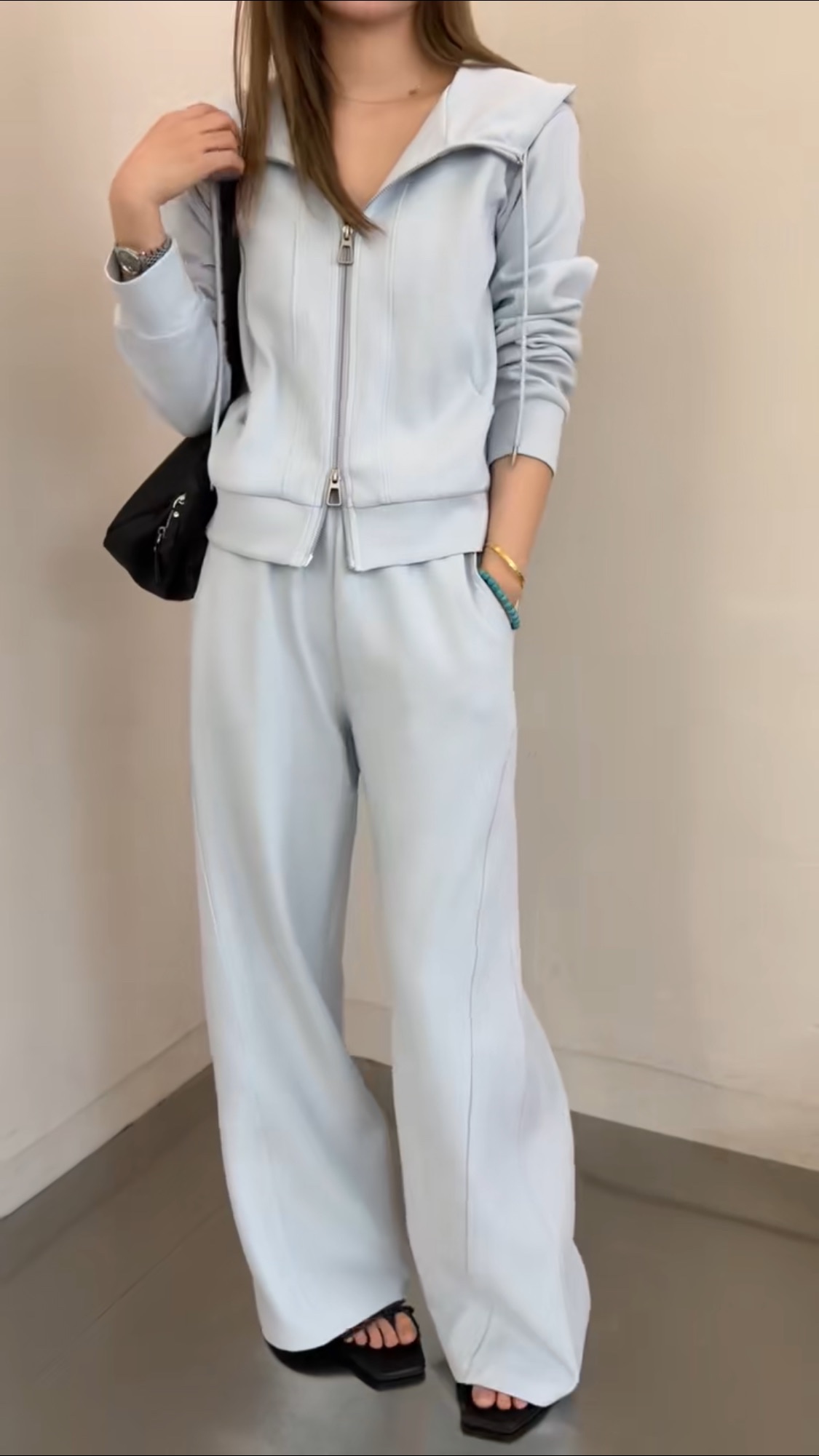 Two-piece sportswear is casual and fashionable Application Scenario