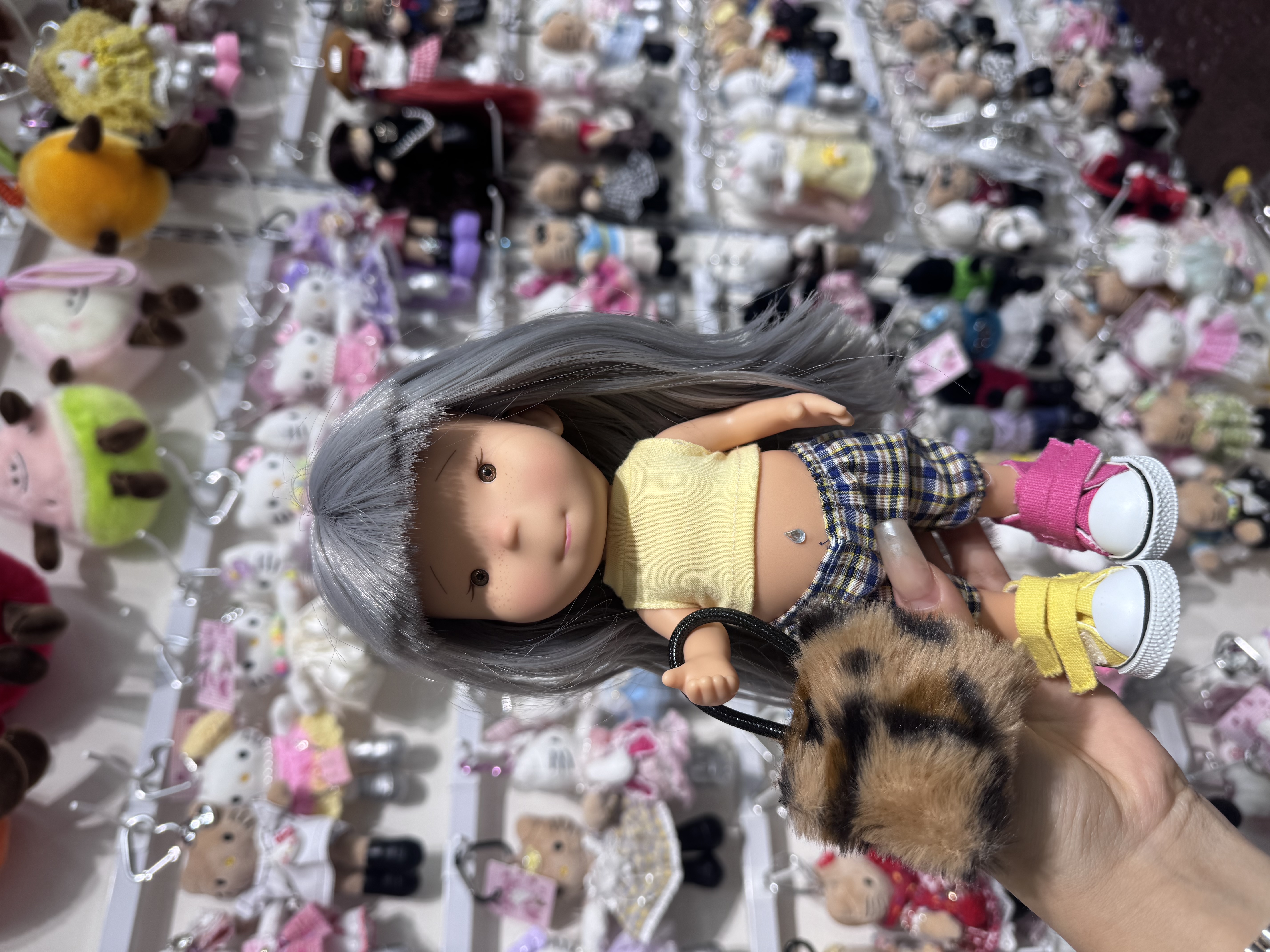 1. 黑皮白发复古娃娃 红爱心碎花裙玩偶 小众治愈桌面摆件礼物