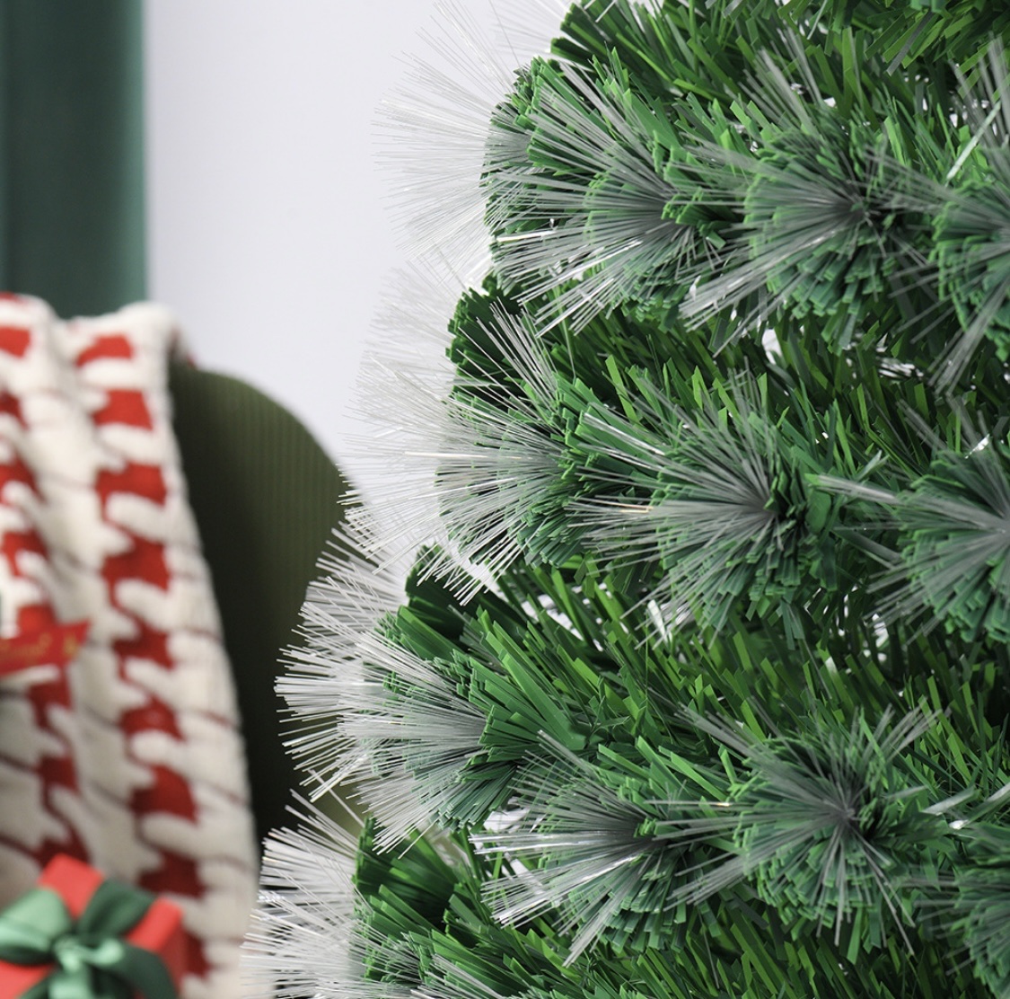 Christmas tree, seven-color lights, optical fiber heads, green leaves, Christmas festival, shopping mall Windows, home festive atmosphere decoration items Application Scenario