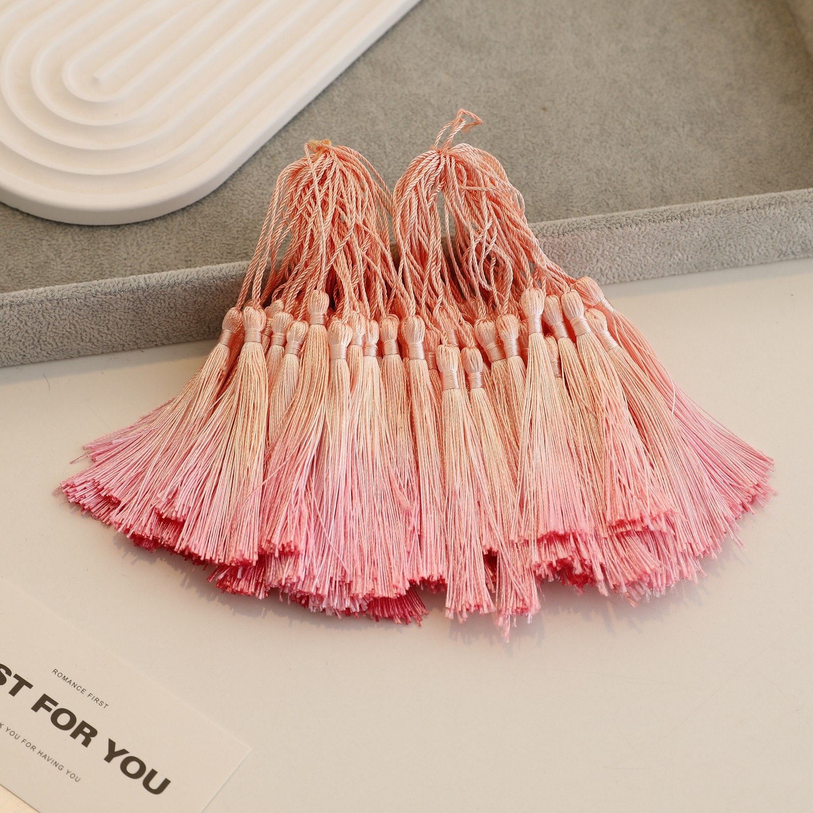 Mid-Autumn Festival tassel lantern pendant, hand-dyed gradient small tassel tassels, bookmark pendant, diy pendant accessories Application Scenario