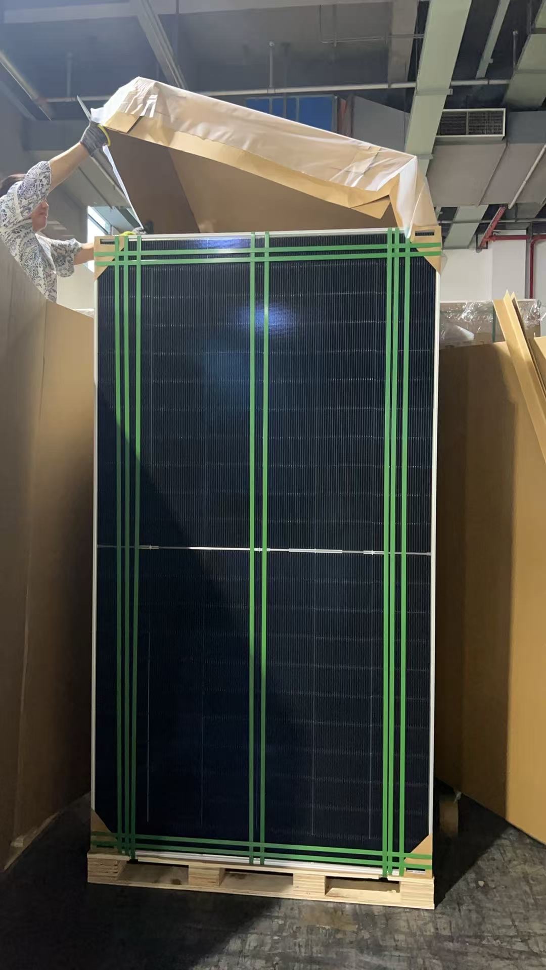 Jinko bifacial English label long cable 720w太阳能产品图