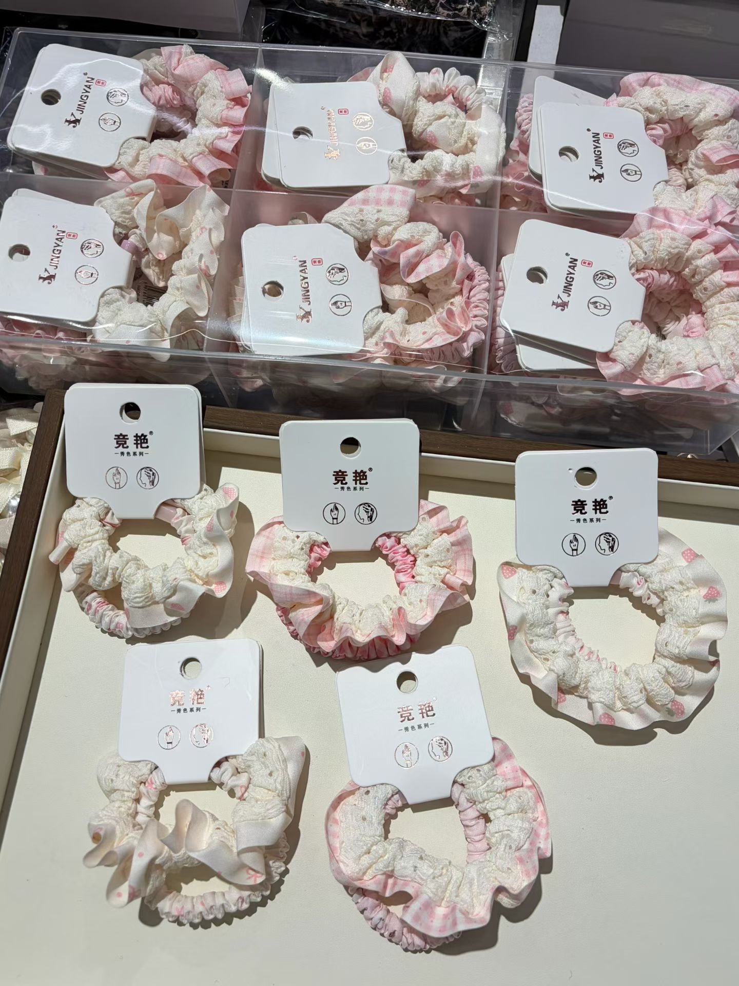 The headdress box comes with a lace ring