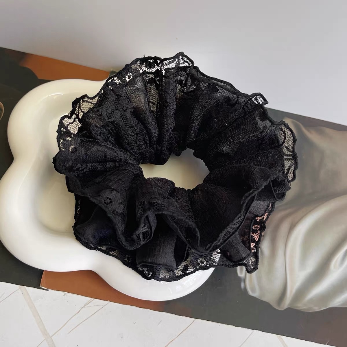 Lace-trimmed fabric loop hair accessory details Picture