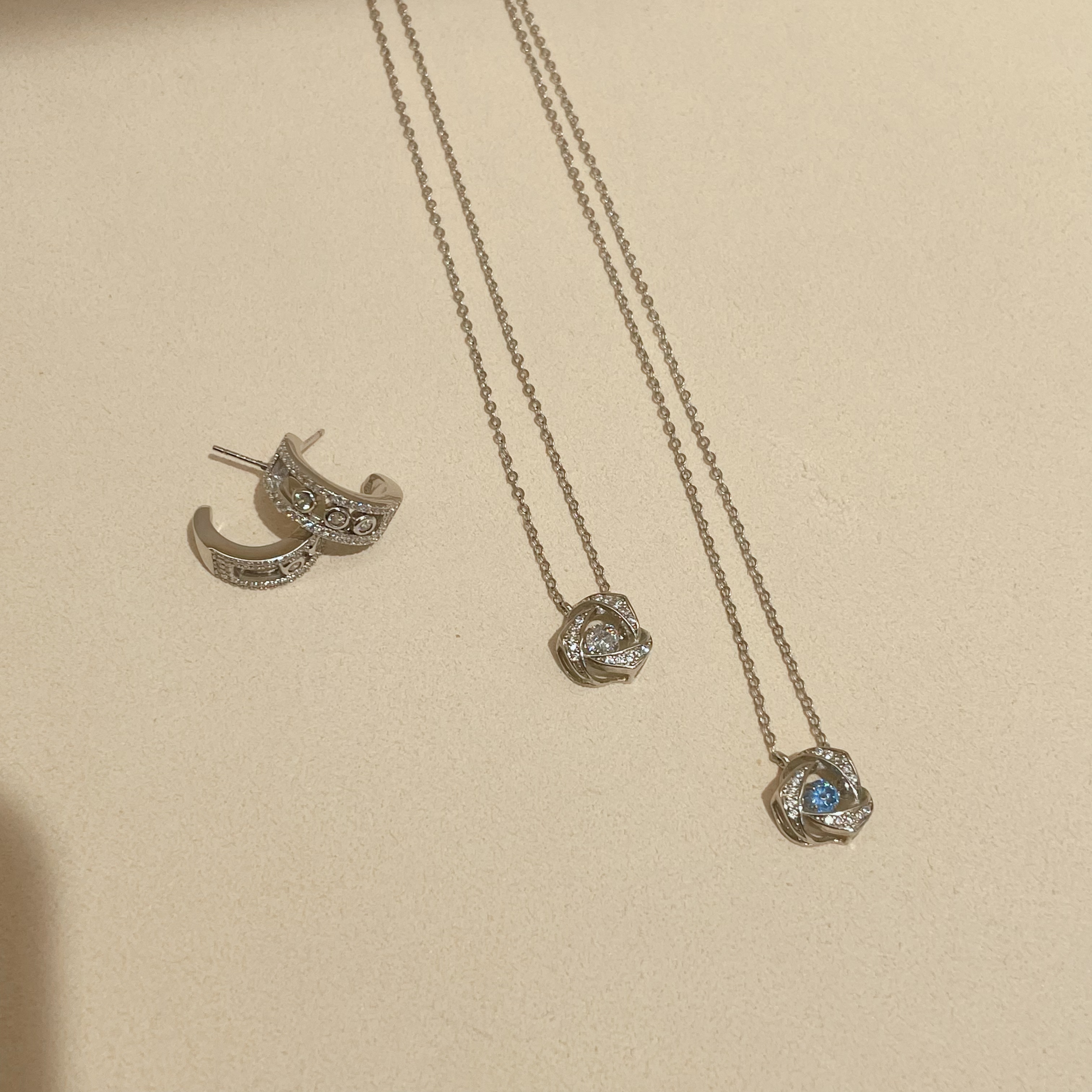 The Brilliant Heart Necklace 925 Silver Blue Pendant is a birthday gift accessory for girls. 925 silver necklace detail image 3