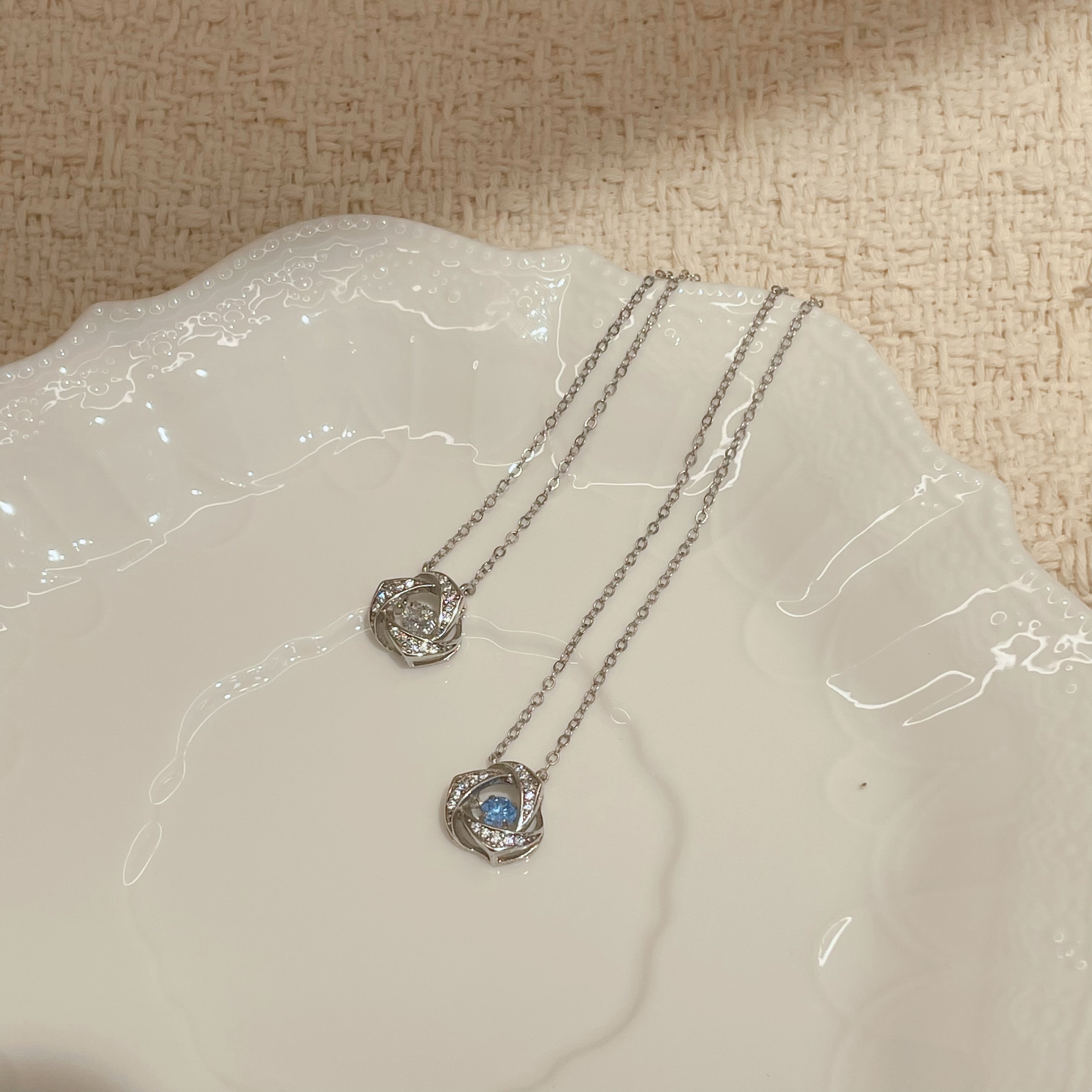 The Brilliant Heart Necklace 925 Silver Blue Pendant is a birthday gift accessory for girls. 925 silver necklace detail image 2