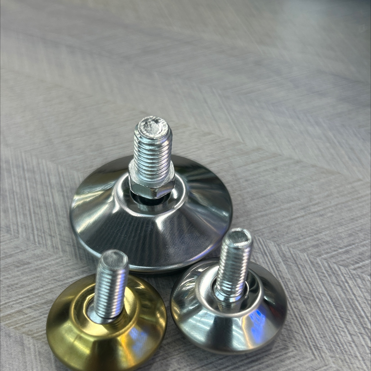 工厂直供，万向可调脚 家具螺丝脚垫 桌脚垫活动可调调整脚 840铁皮可调M8丝牙