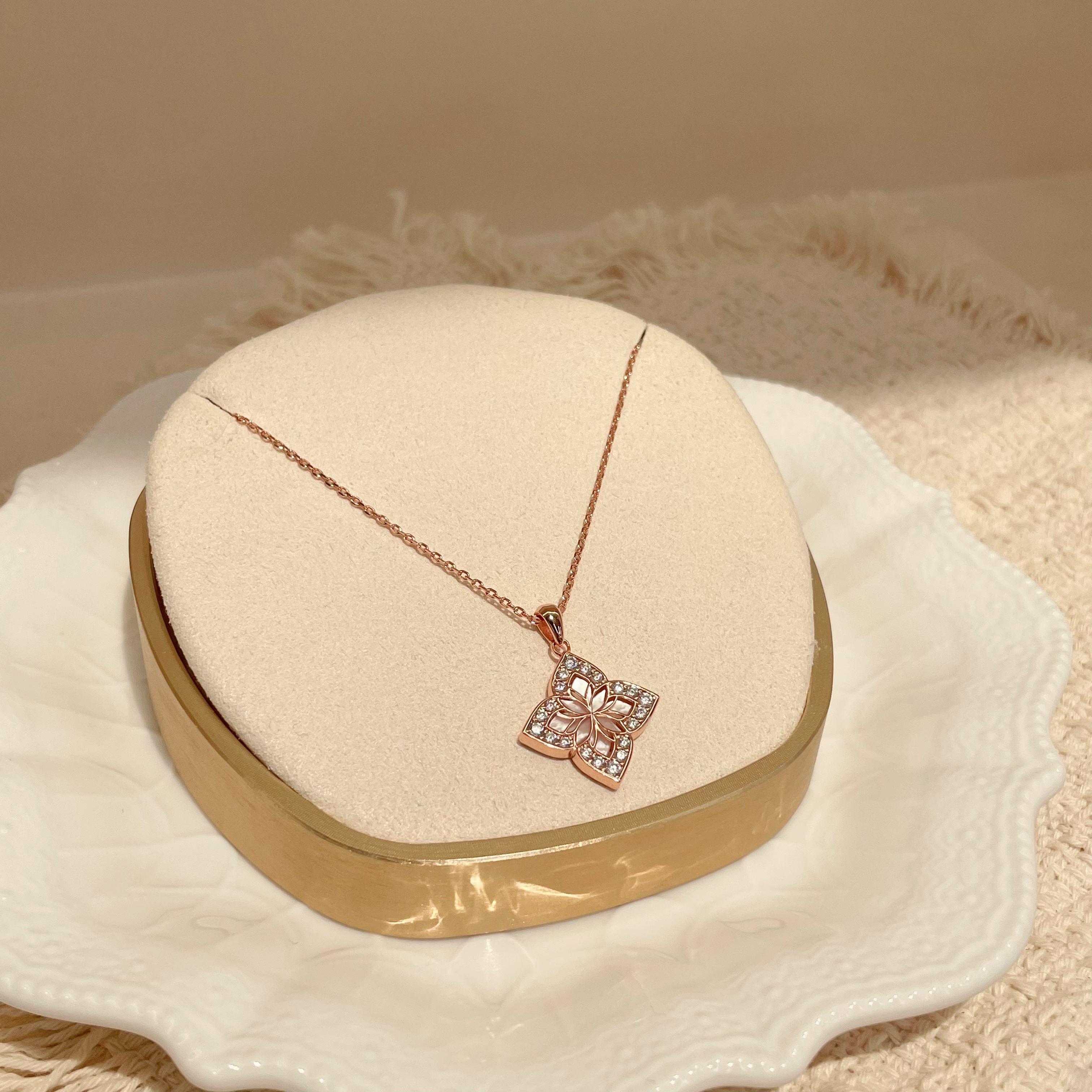 【 NOLYN】 Suzhou White Mother-of-Pearl 925 Silver Pendant Necklace, White Mother-of-Pearl Gift, Light Luxury and Exquisite Collarbone Chain 925 Silver Necklace detail image 2