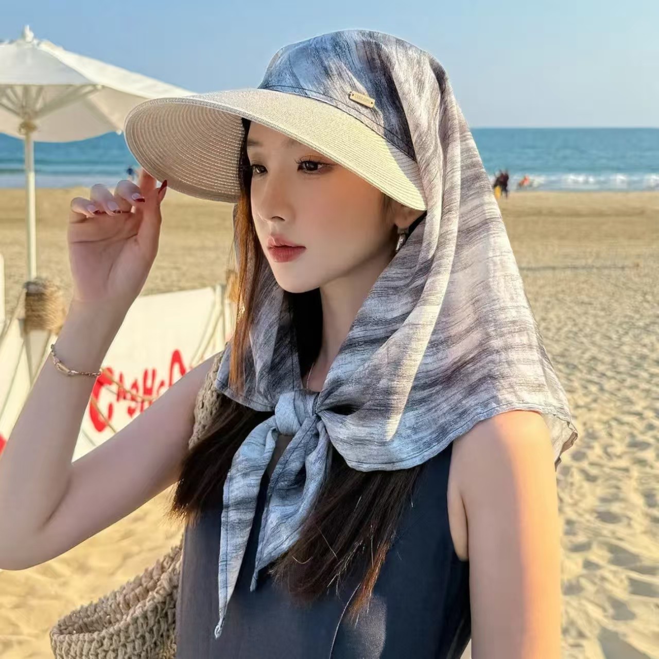 A breathable wide-brimmed straw hat for women with sun protection and outdoor leisure Item Picture