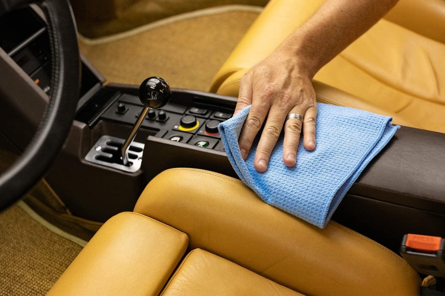 This multi-purpose towel is a microfiber drying towel specifically designed for automobiles. It is made of a mixture of materials and features excellent softness and water absorption. It is gentle on fine surfaces such as varnish, glass, and chrome plating. Scratch-resistant and vortex-resistant
