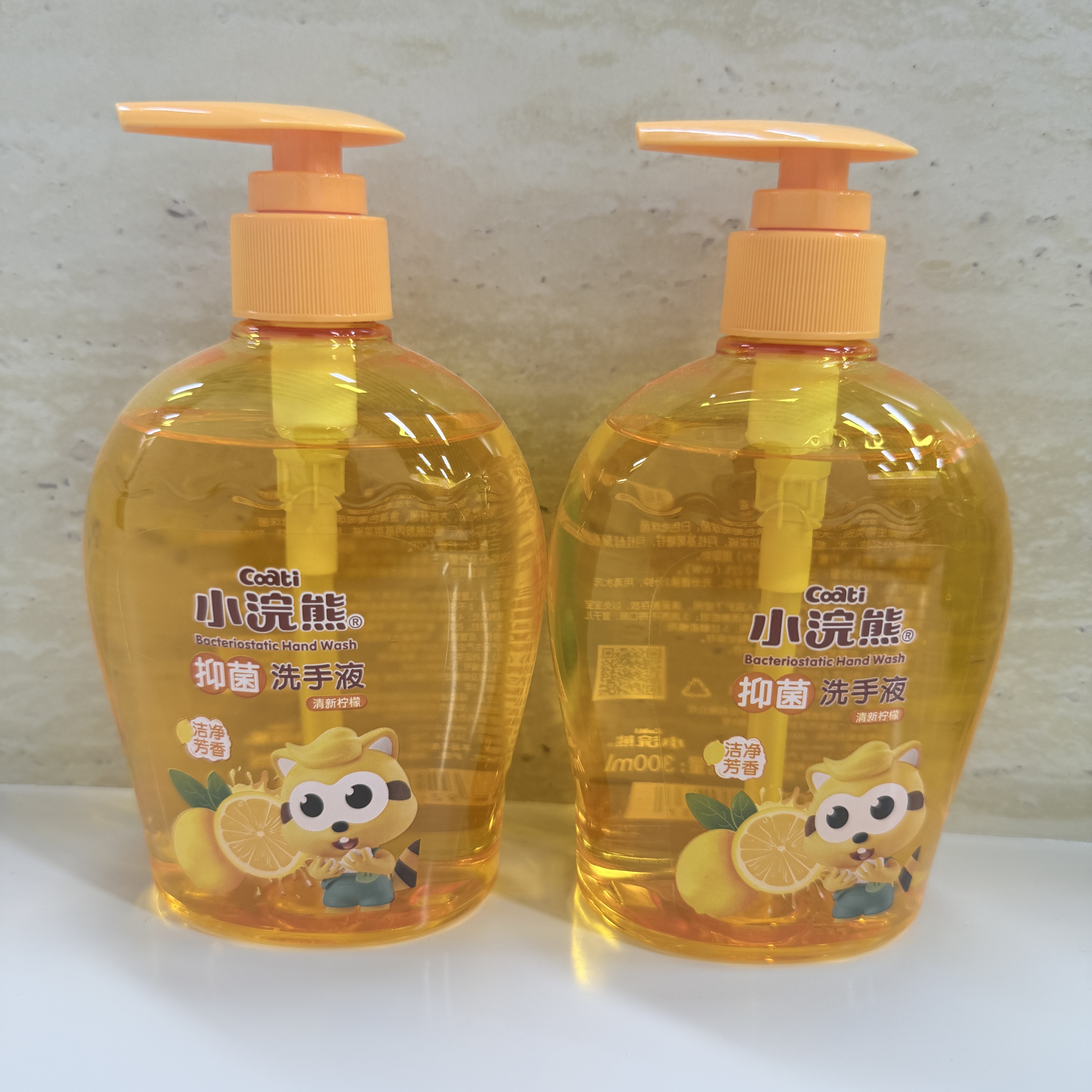 Coati/ Little Raccoon Fresh Lemon Antibacterial Hand Sanitizer full figure
