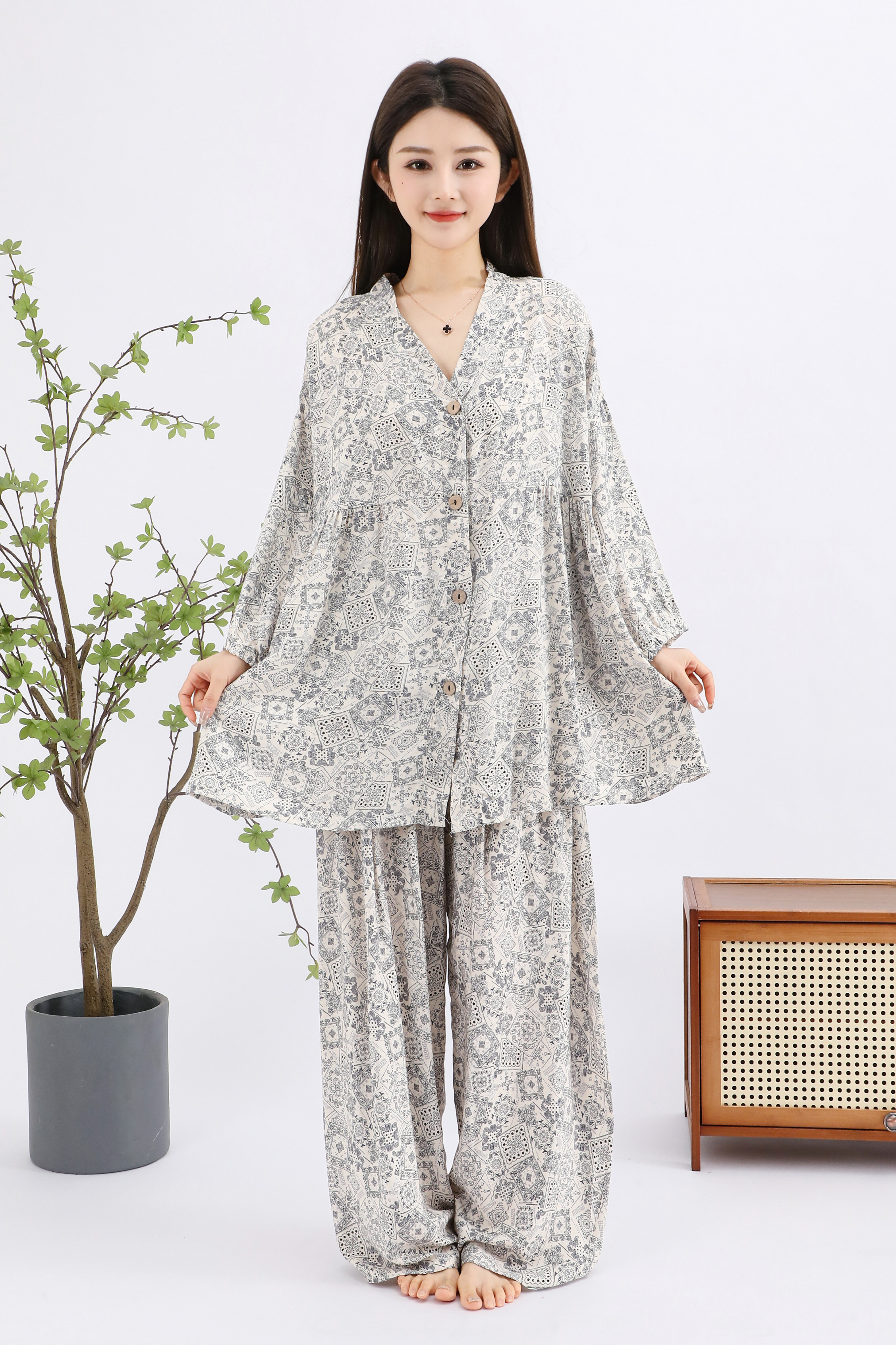 Fashionable and casual silk pajamas set for spring, summer and autumn home wear, soft, comfortable and breathable Specification image