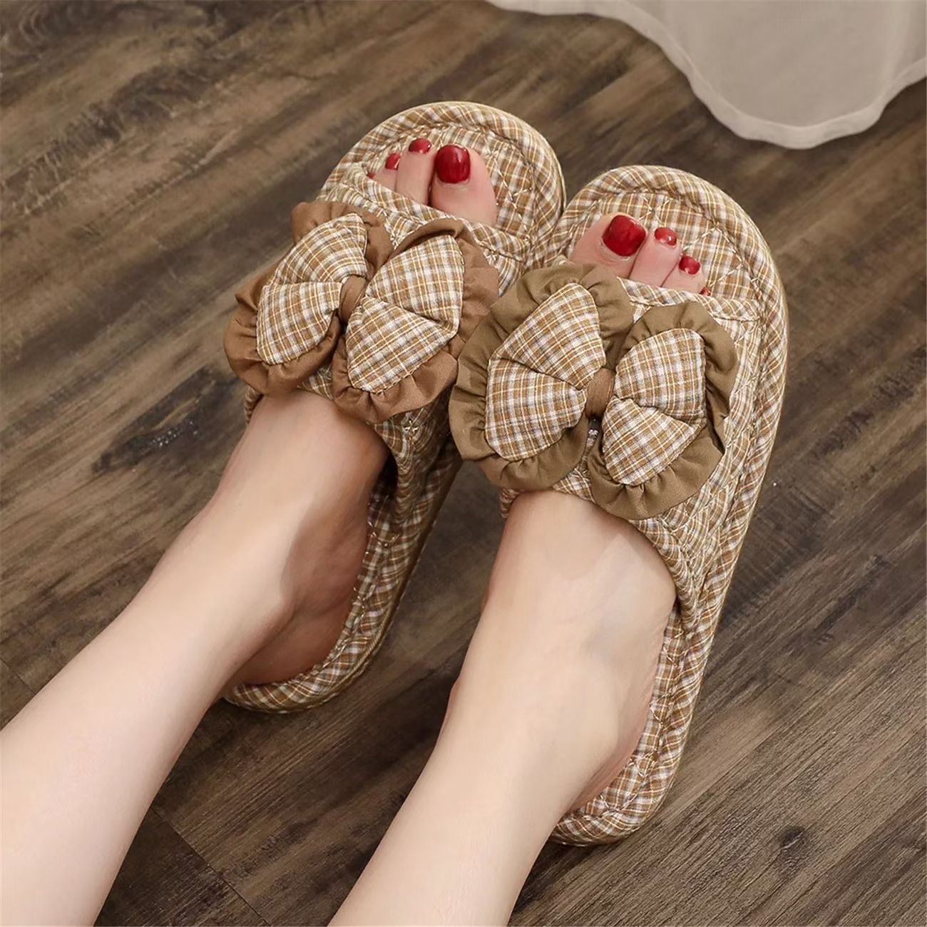 New Korean-style bow fabric slippers, three-layer checkered fabric soles, silent, men's and women's slippers, machine washable, lazy to mop the floor, indoor slippers, comfortable at home, sweat-absorbent, breathable, with a variety of colors Application Scenario