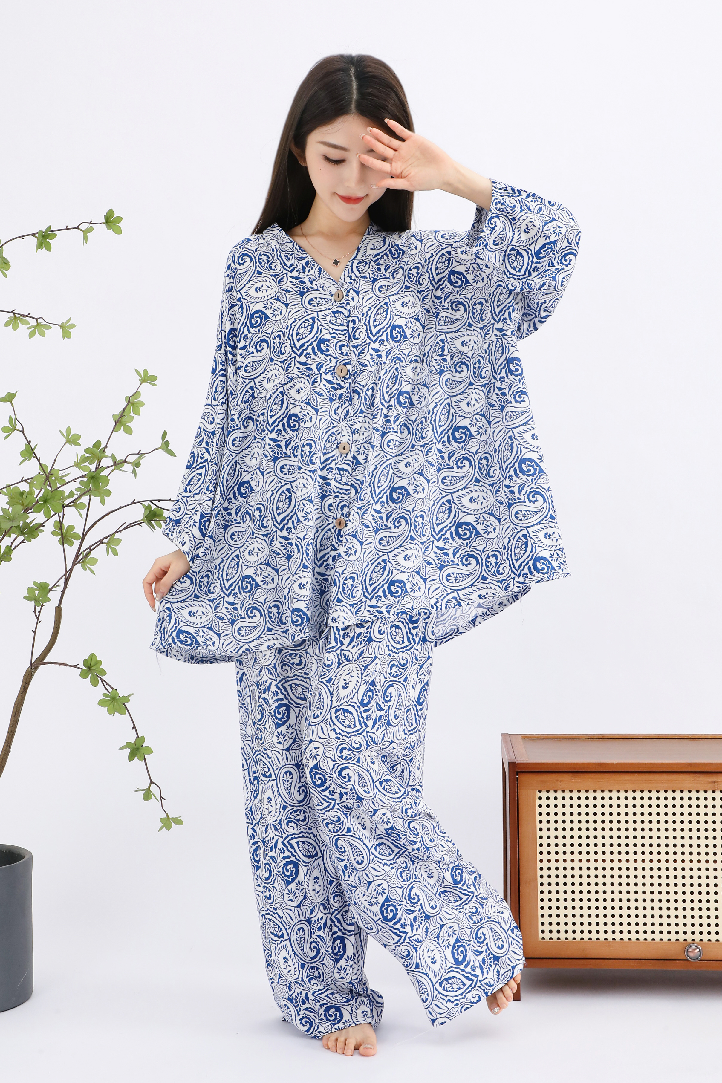 Fashionable and casual silk pajamas set for spring, summer and autumn home wear, soft, comfortable and breathable details Picture