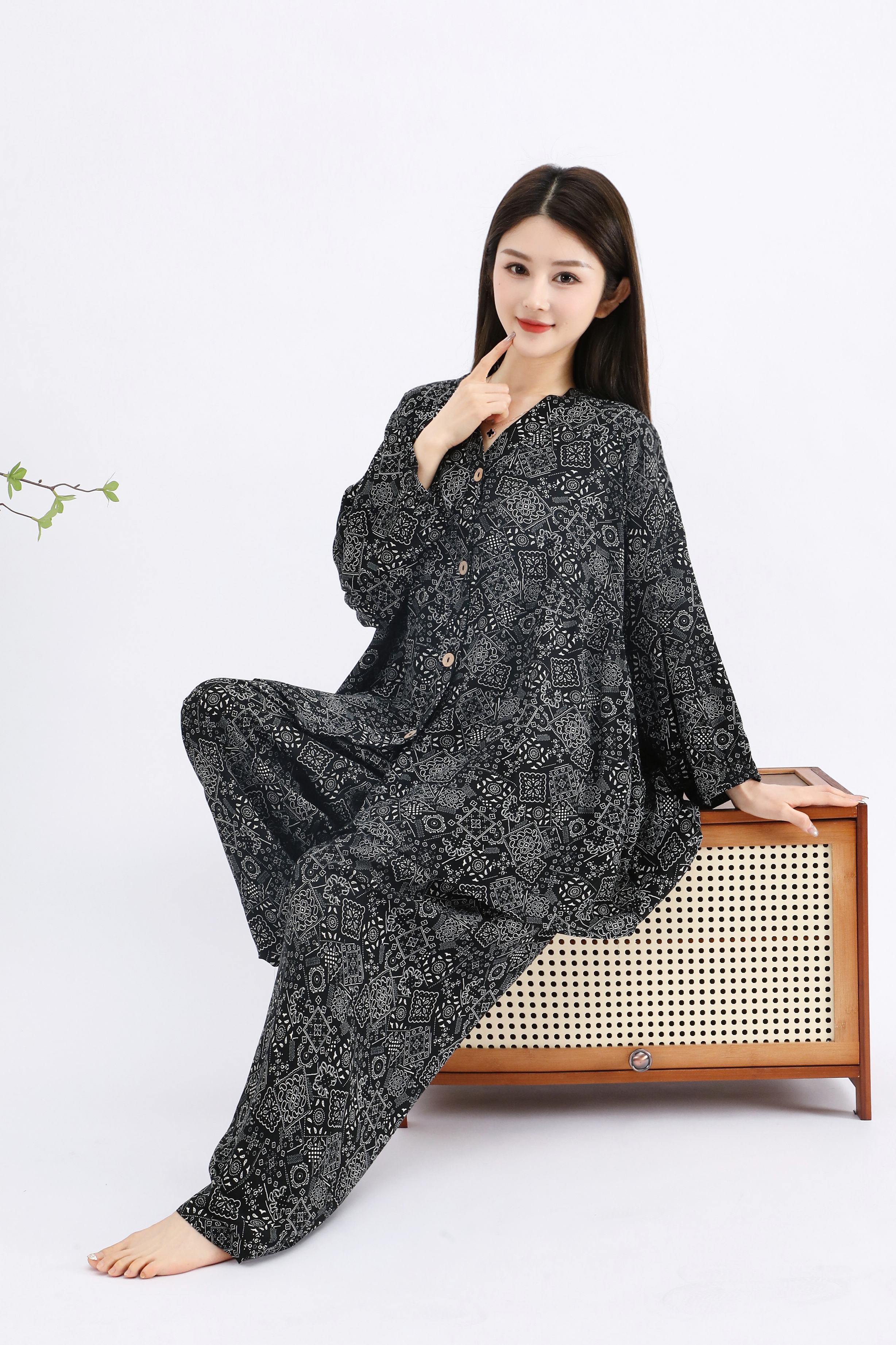 Fashionable and casual silk pajamas set for spring, summer and autumn home wear, soft, comfortable and breathable detail image 1