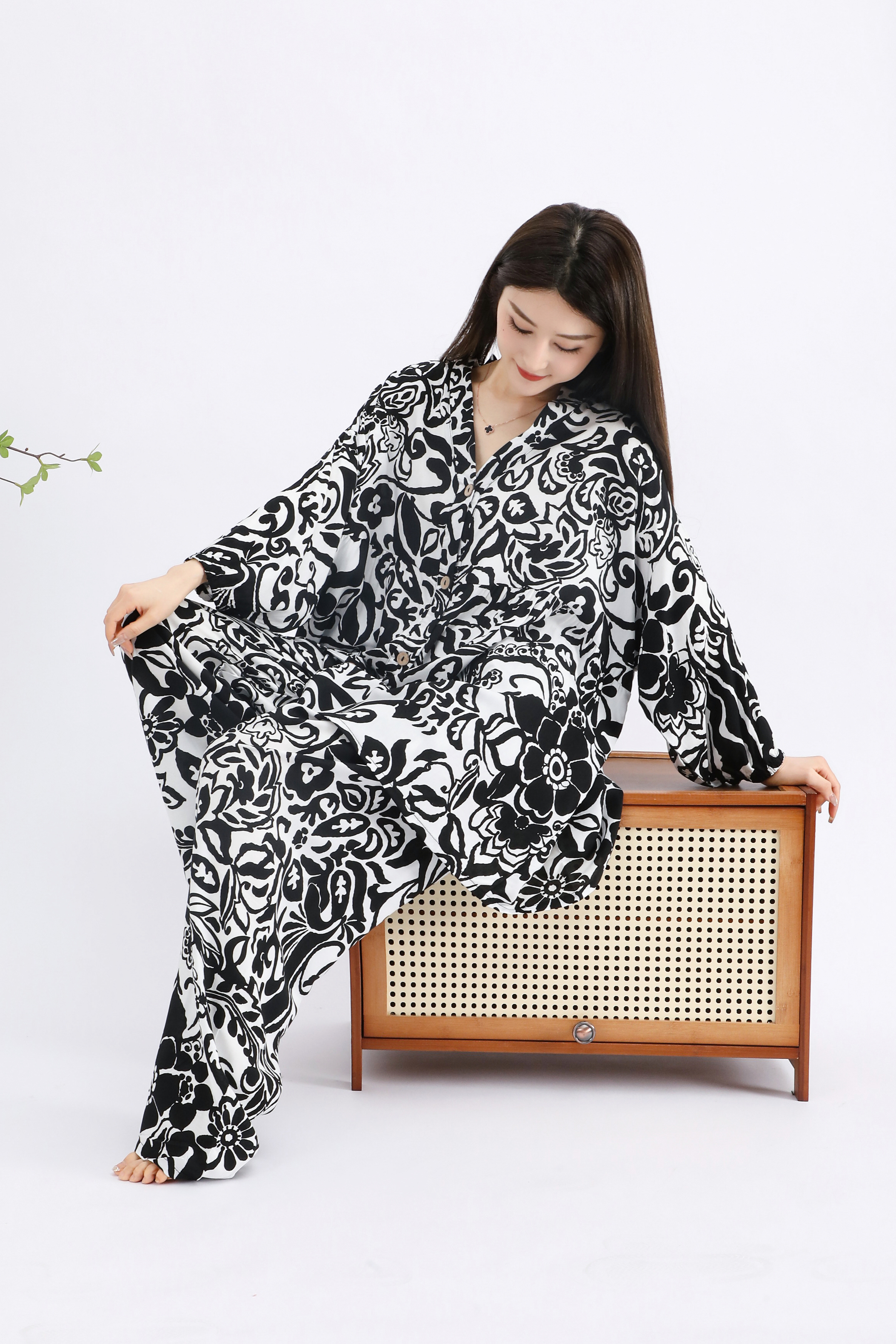 Fashionable and casual silk pajamas set for spring, summer and autumn home wear, soft, comfortable and breathable Application Scenario