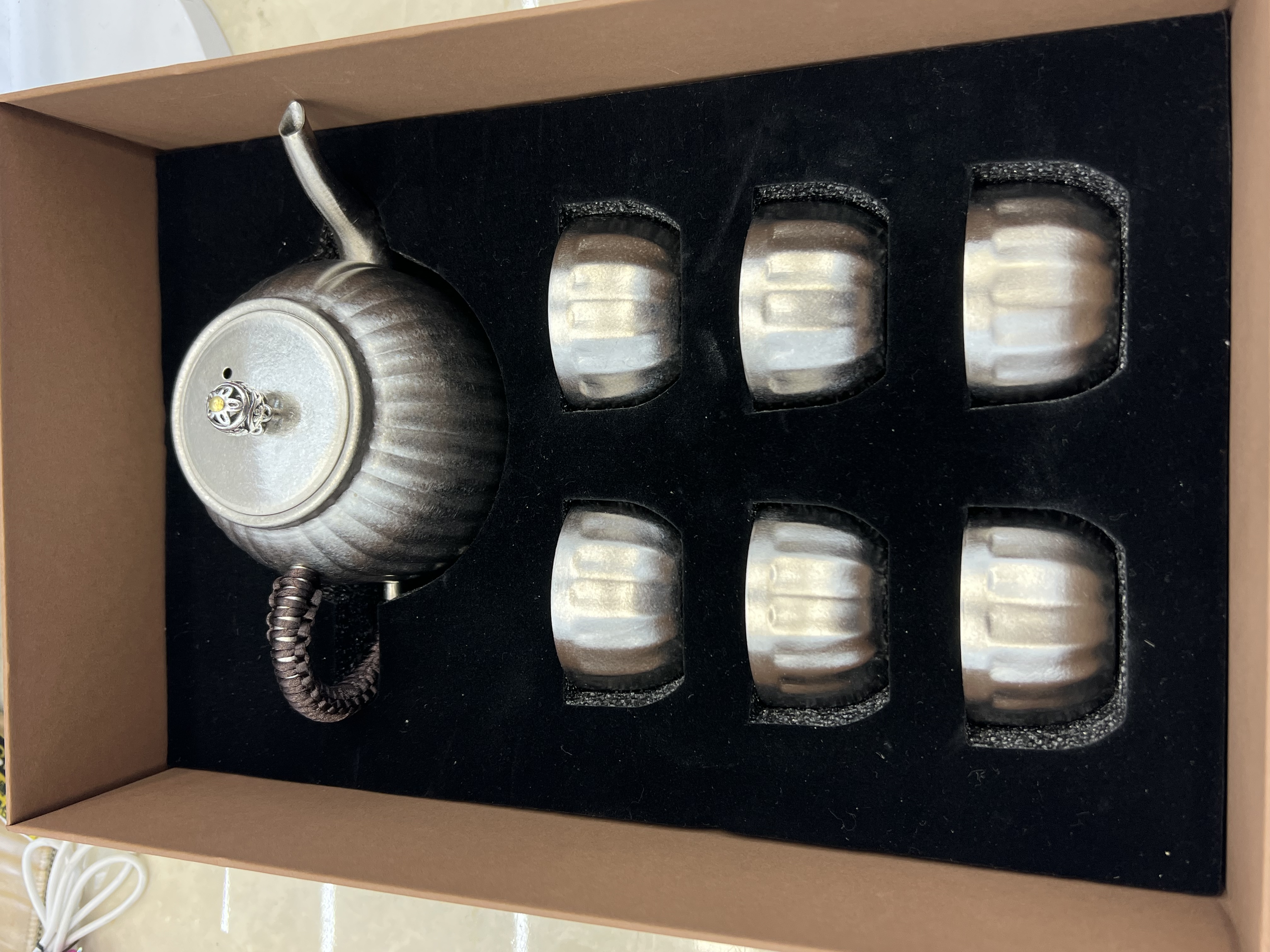 Pure titanium tea set, teapot, six cups, home gift set, Jingdezhen ceramic high-end tea set Application Scenario