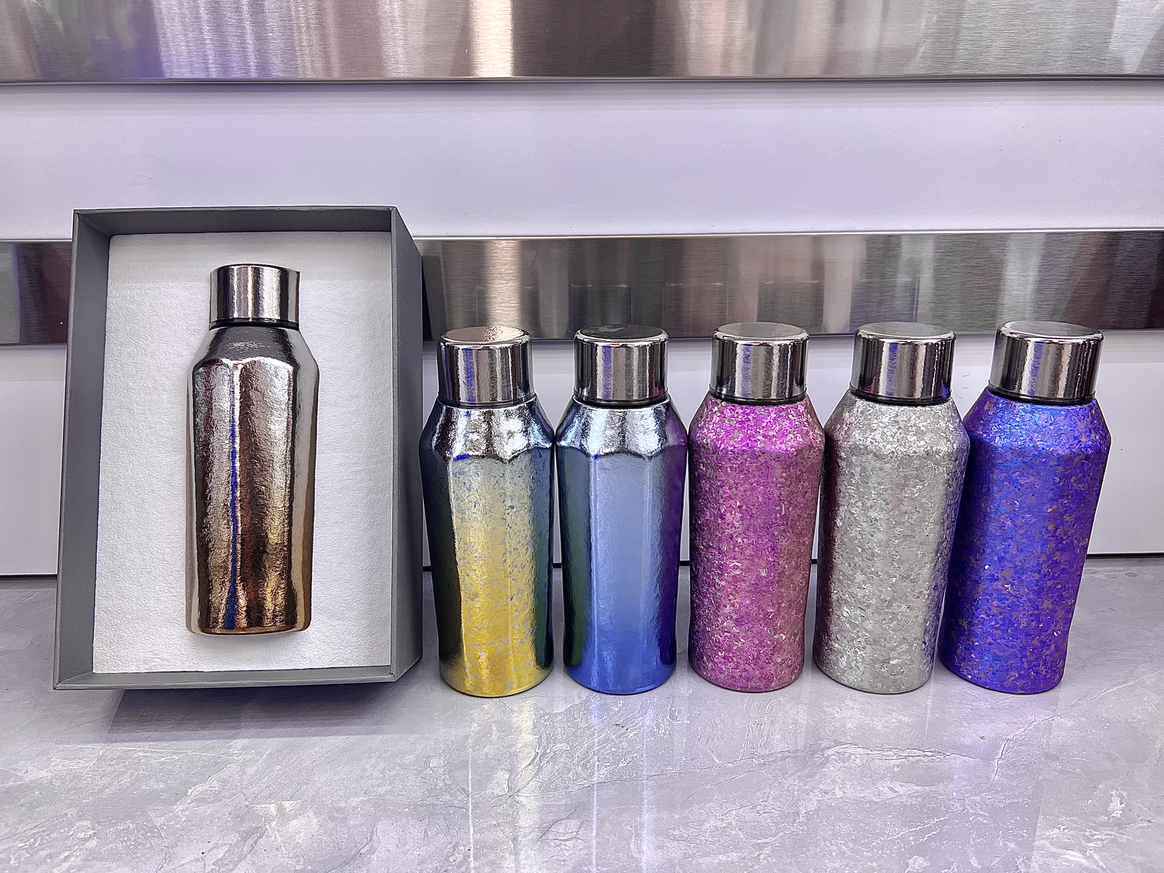 A portable and fashionable water bottle with a color metallic texture and a leak-proof main body Application Scenario