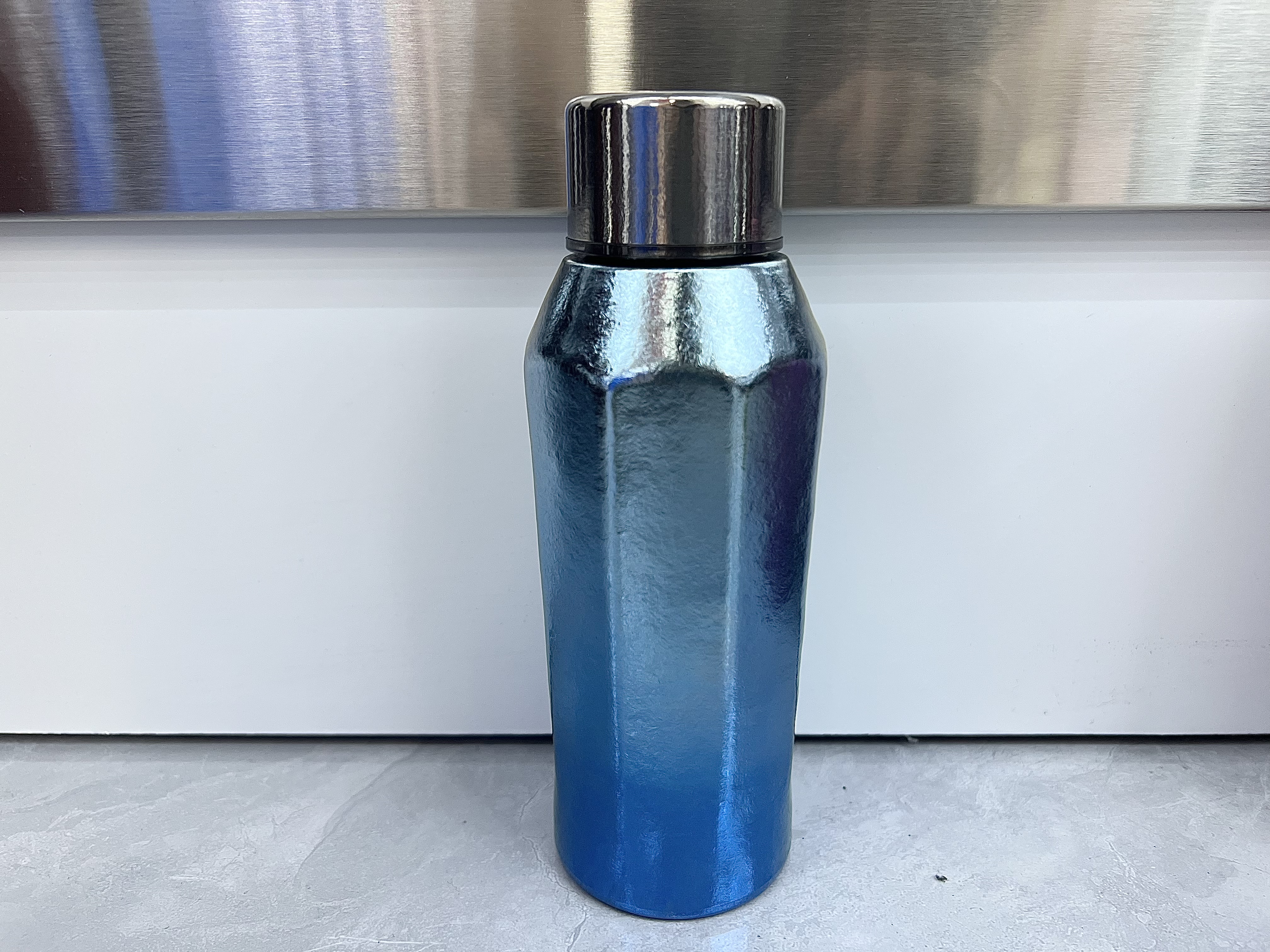 A portable and fashionable water bottle with a color metallic texture and a leak-proof main body Item Picture