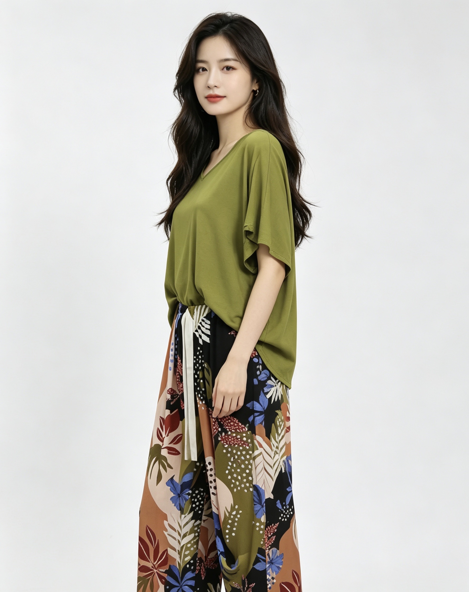 Green printed wide-leg pants paired with women's suits create a fresh and fashionable look. Women's summer home wear pajamas and pajama pants details Picture
