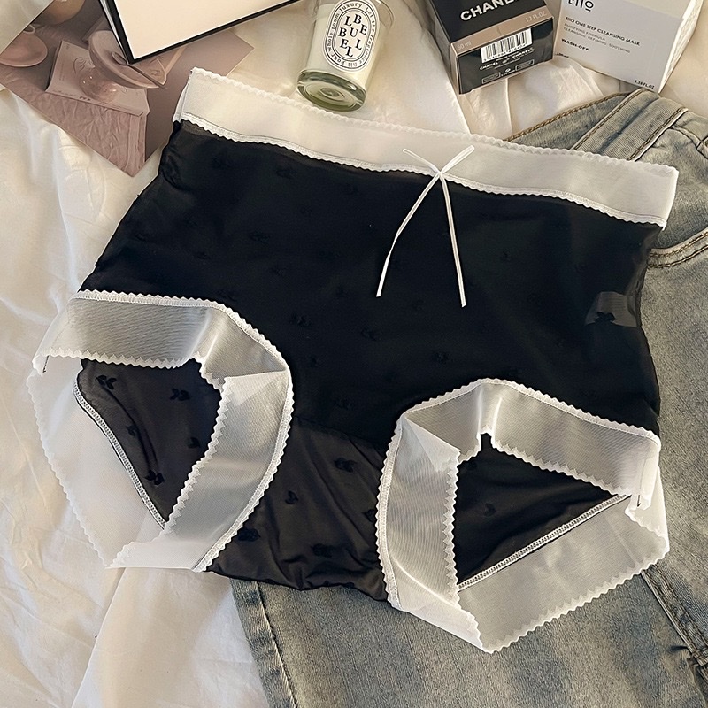 White lace-trimmed women's underwear, breathable, comfortable and seamless women's underwear, lace underwear Application Scenario