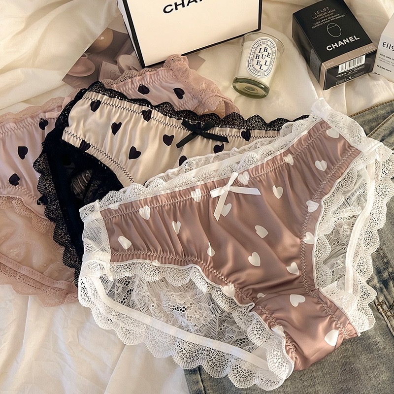 Heart-shaped lace-trimmed underwear is comfortable, breathable, soft, skin-friendly and highly elastic for women