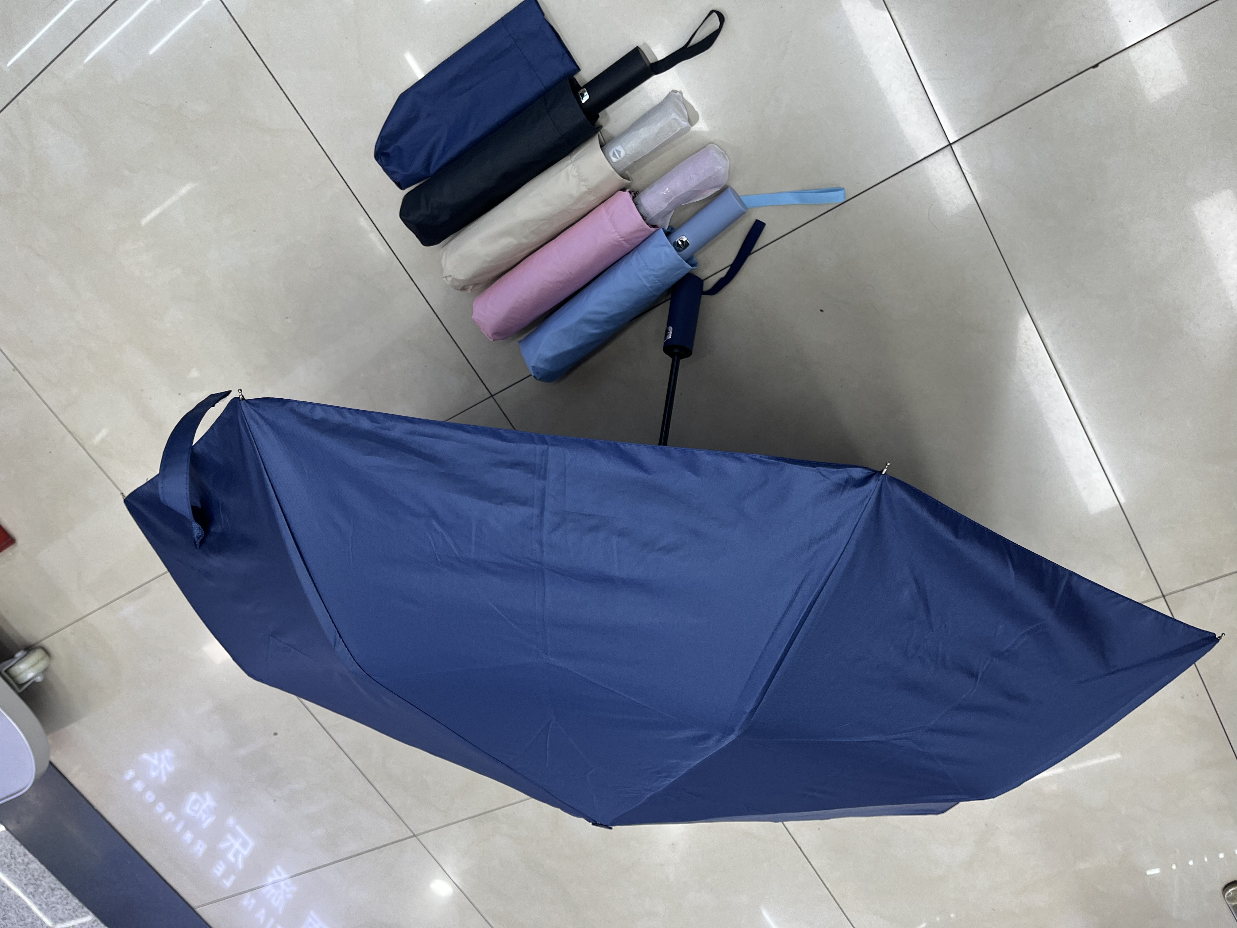 55 cm vinyl self-opening and self-retracting three-fold umbrella Item Picture