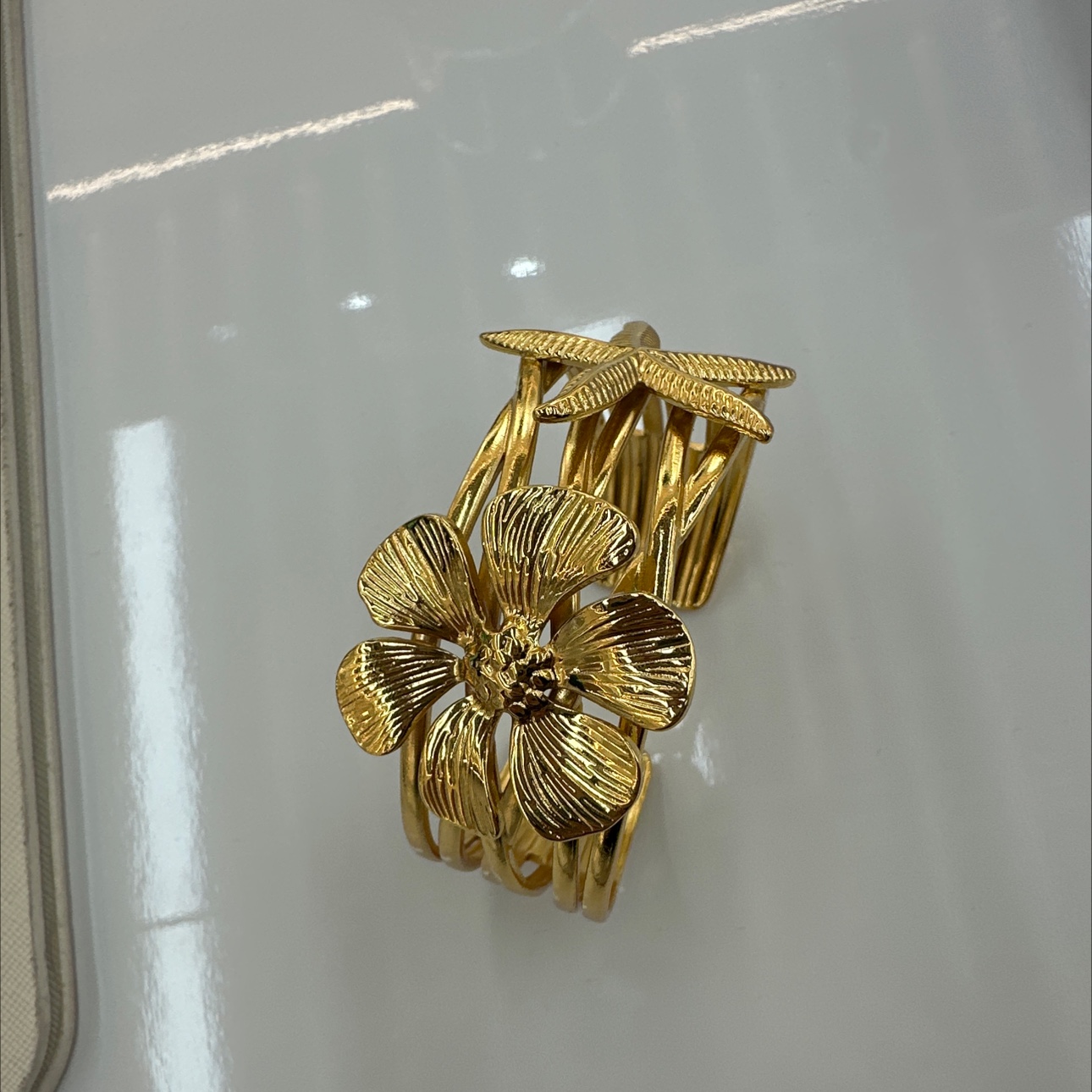 Cross-border bestseller stainless steel starfish bracelet, a golden summer seaside vacation accessory Item Picture