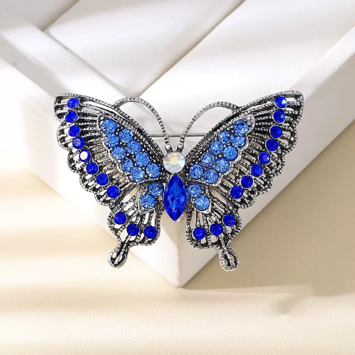 European and American fashion, individual, retro alloy, diamond-encrusted crystal, hollowed-out butterfly brooch women's clothing accessories details Picture