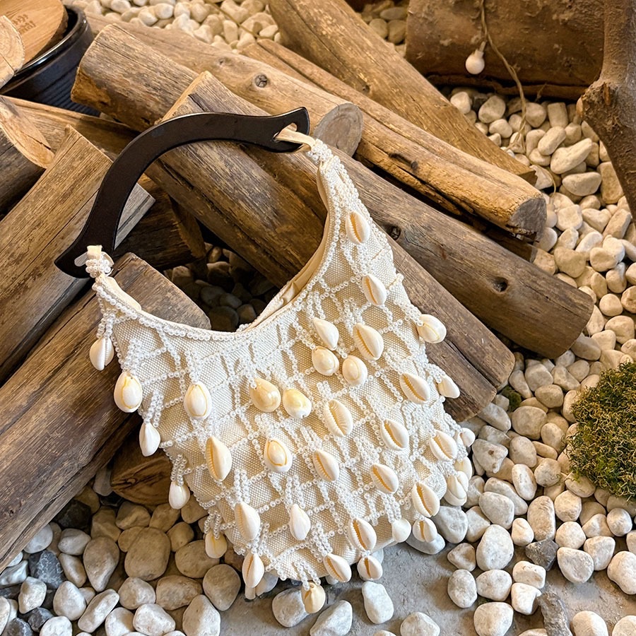 French-style small fragrance flower shell beaded cream bag for autumn and winter, simple single-shoulder bag, solid wood handbag Item Picture