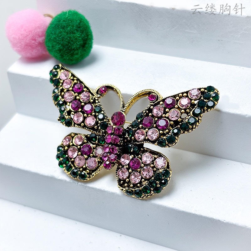 Wholesale of new cross-border best-selling diamond-encrusted butterfly brooches, fashionable alloy accessories, women's decorative insect pins from the manufacturer details Picture