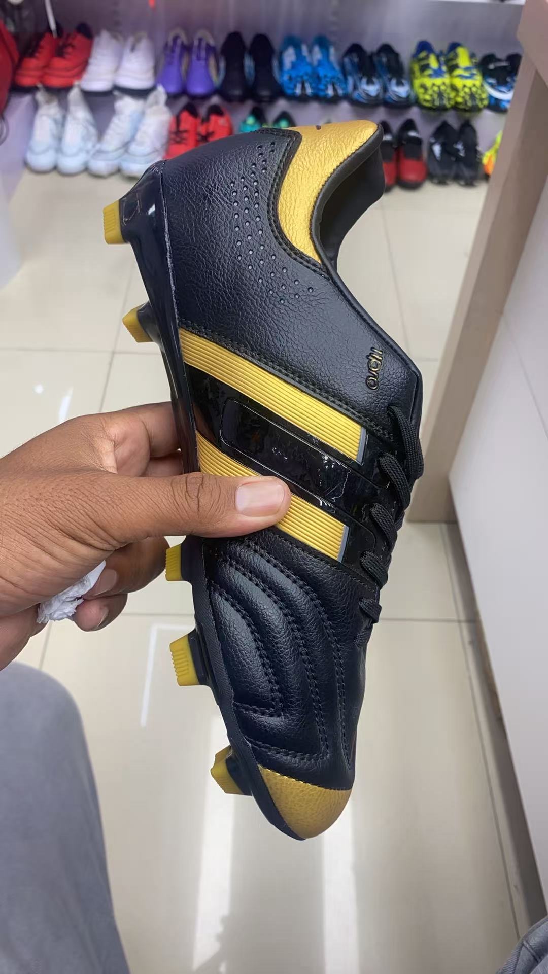 Popular long-stud sports men's and women's casual football shoes Item Picture