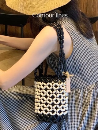 Korean classic wooden bead bucket bag, pure handcrafted beaded hollowed-out bag, niche and simple woven finished handbag