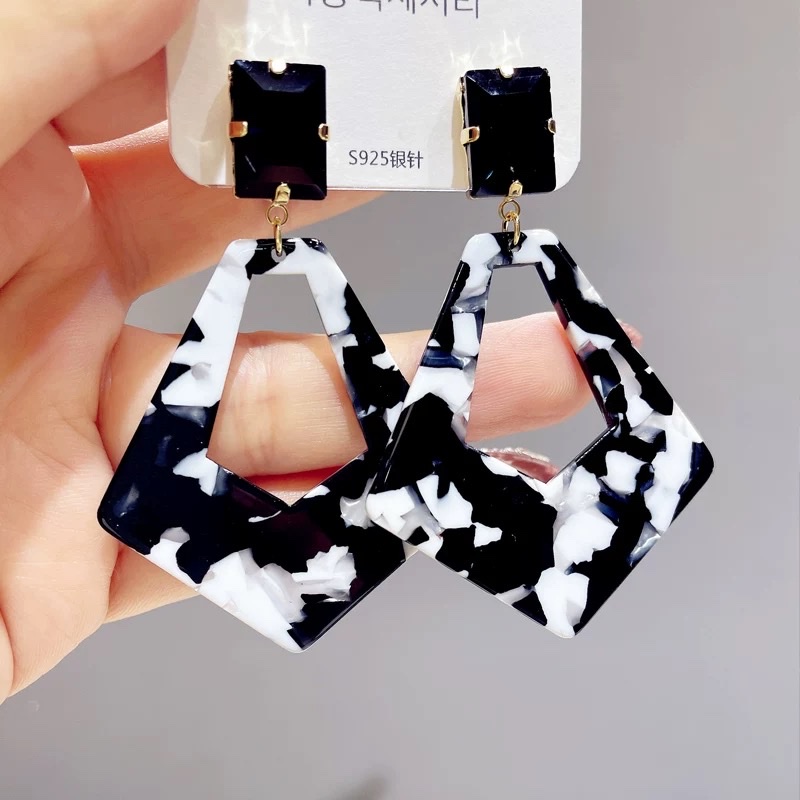 New 2026 trendy and niche design, high-end green large earrings, women's exaggerated stud earrings, retro style silver earrings Application Scenario