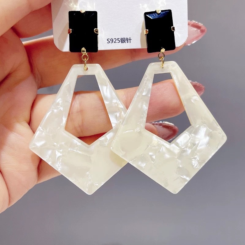 New 2026 trendy and niche design, high-end green large earrings, women's exaggerated stud earrings, retro style silver earrings Item Picture