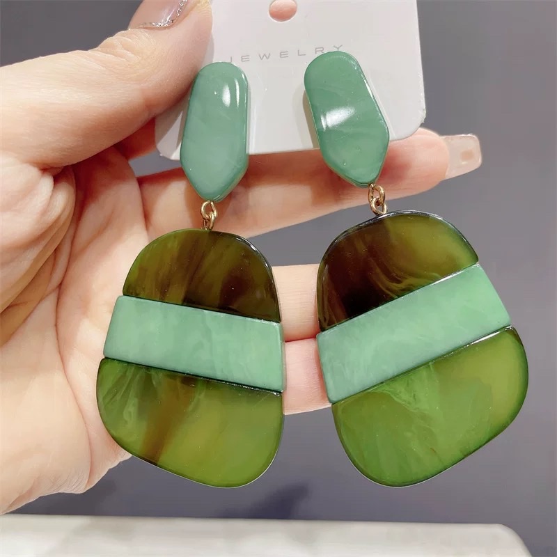 New 2026 trendy and niche design, high-end green large earrings, women's exaggerated stud earrings, retro style silver earrings Specification image