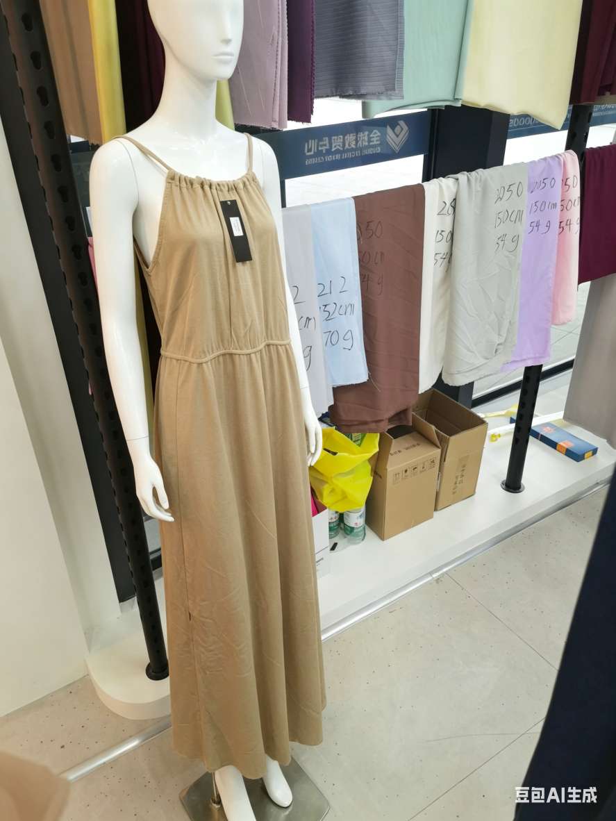 挂脖细吊带连衣裙