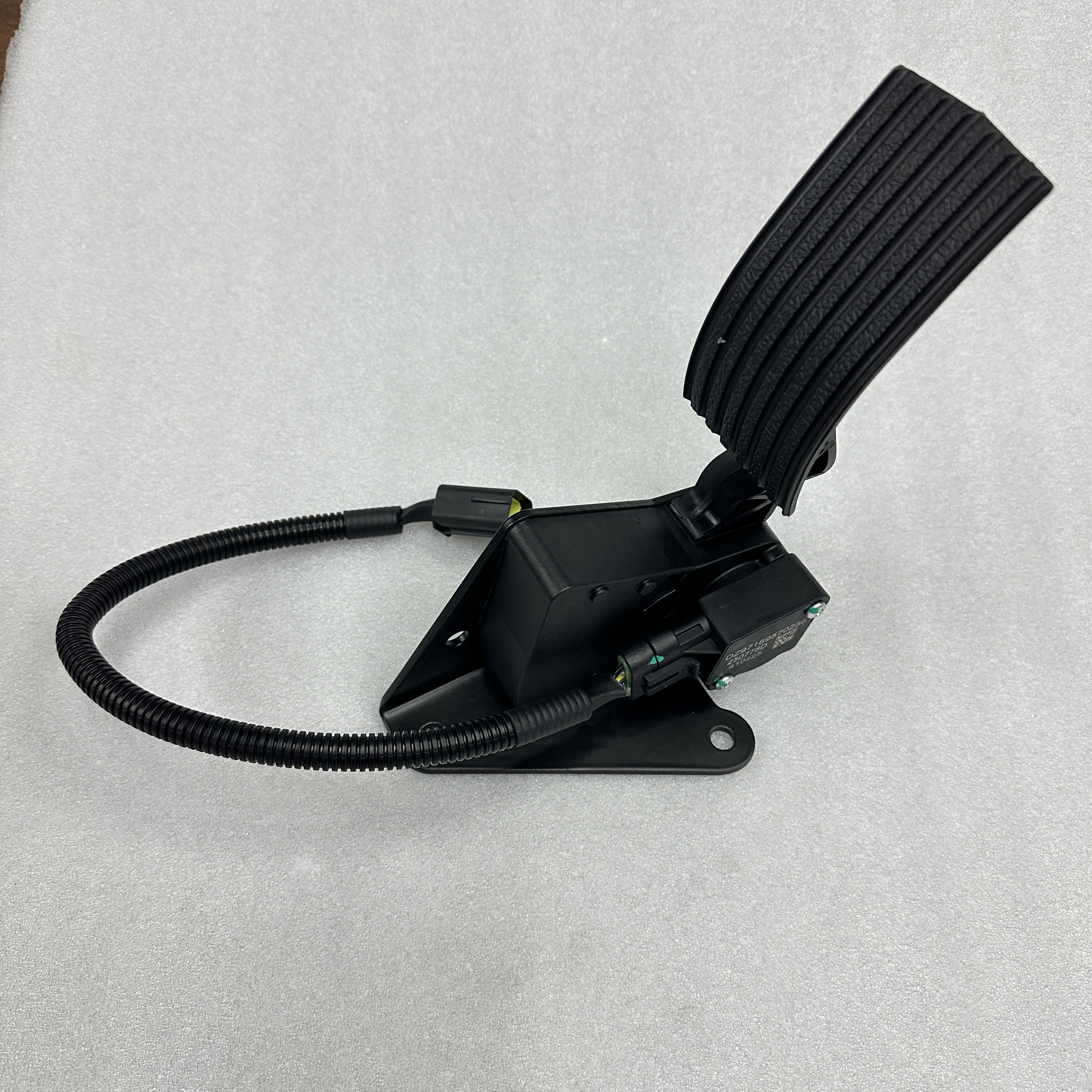وقد طبق تركيبات مكتملة على مضخة تبريد المحرك DZ979570286 من طراز Shacman، مكروون X3000