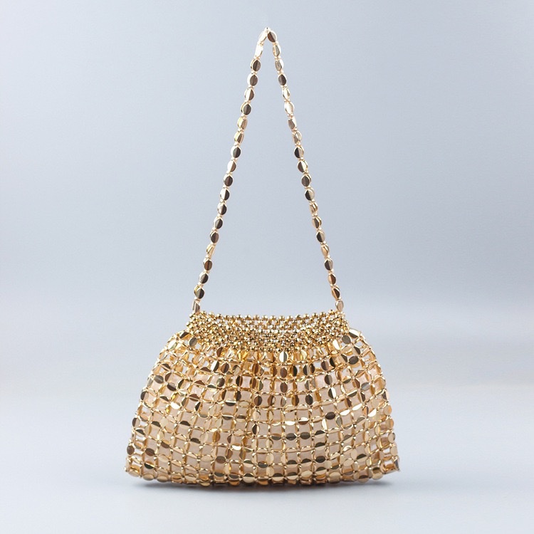 This is a trendy and fashionable single-shoulder handbag featuring handcrafted silver and gold flat beaded and woven large dumplings Application Scenario