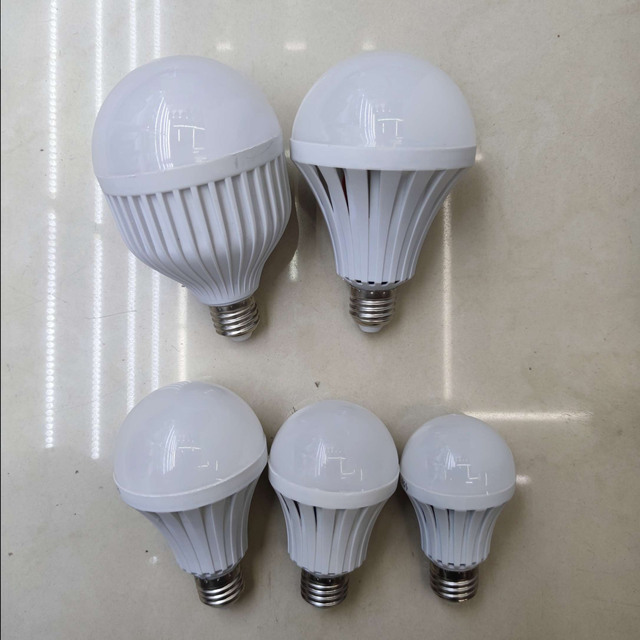 LED球泡灯 12W E27陶瓷散热灯泡 家用卧室照明节能灯