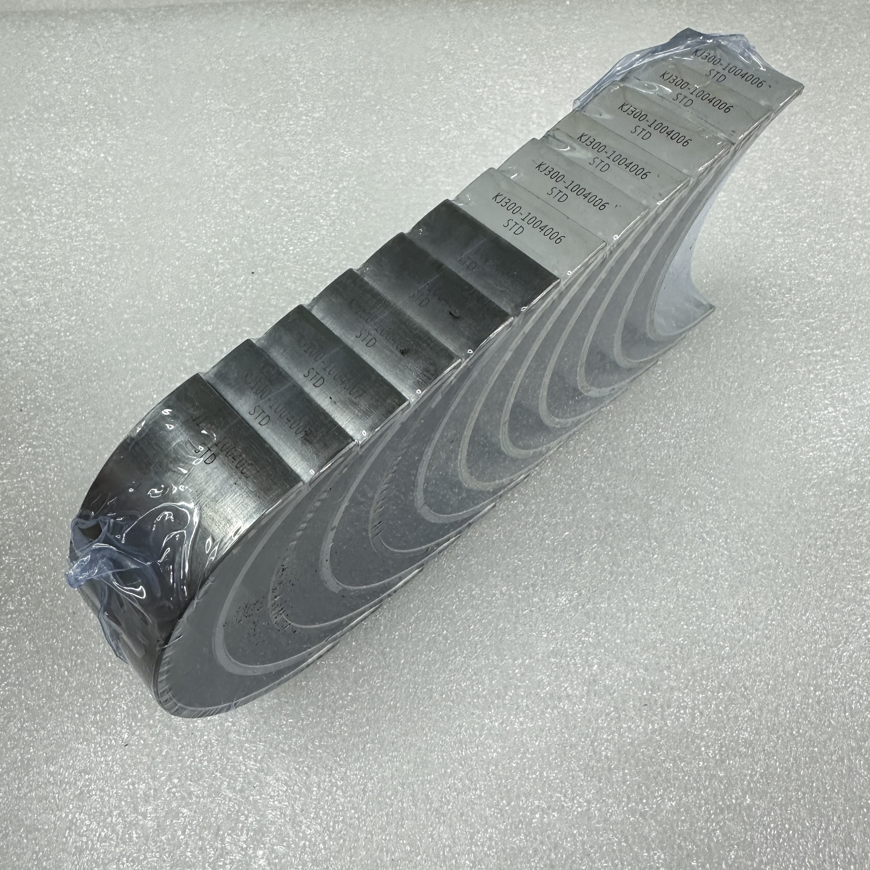 YUCHAI parts are suitable for YUchai YC6B165L engine connecting rod bearing shells KJ1001004007A Item Picture
