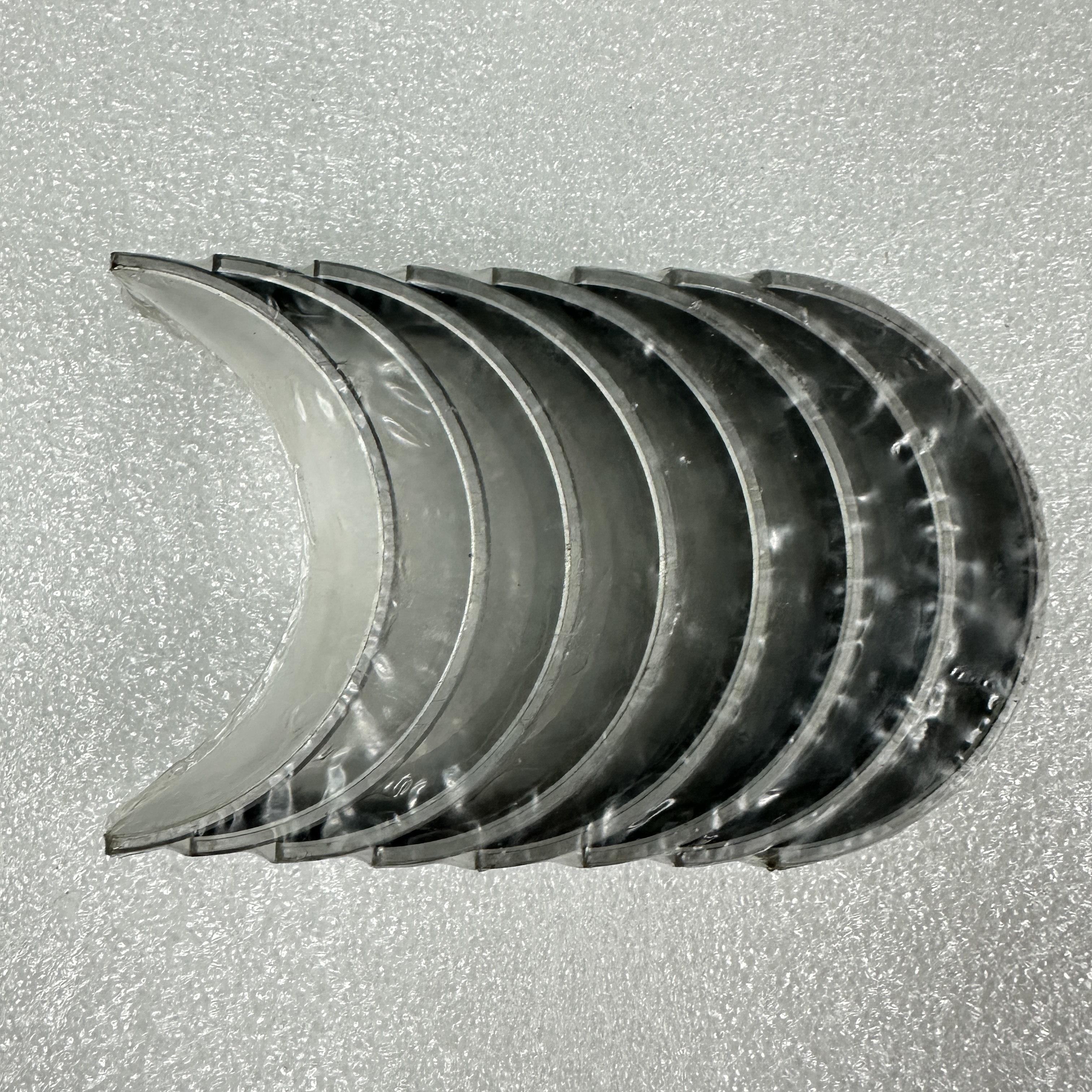 The engineering vehicle parts are suitable for PERKINS 4.236 engine connecting rod bearing shells 31126314 Specification image