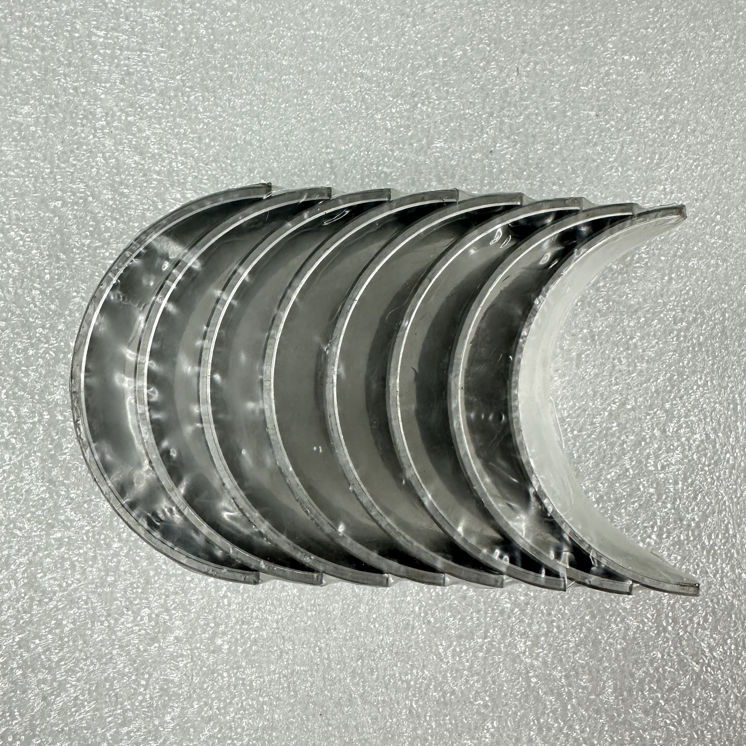 The engineering vehicle parts are suitable for PERKINS 4.236 engine connecting rod bearing shells 31126314