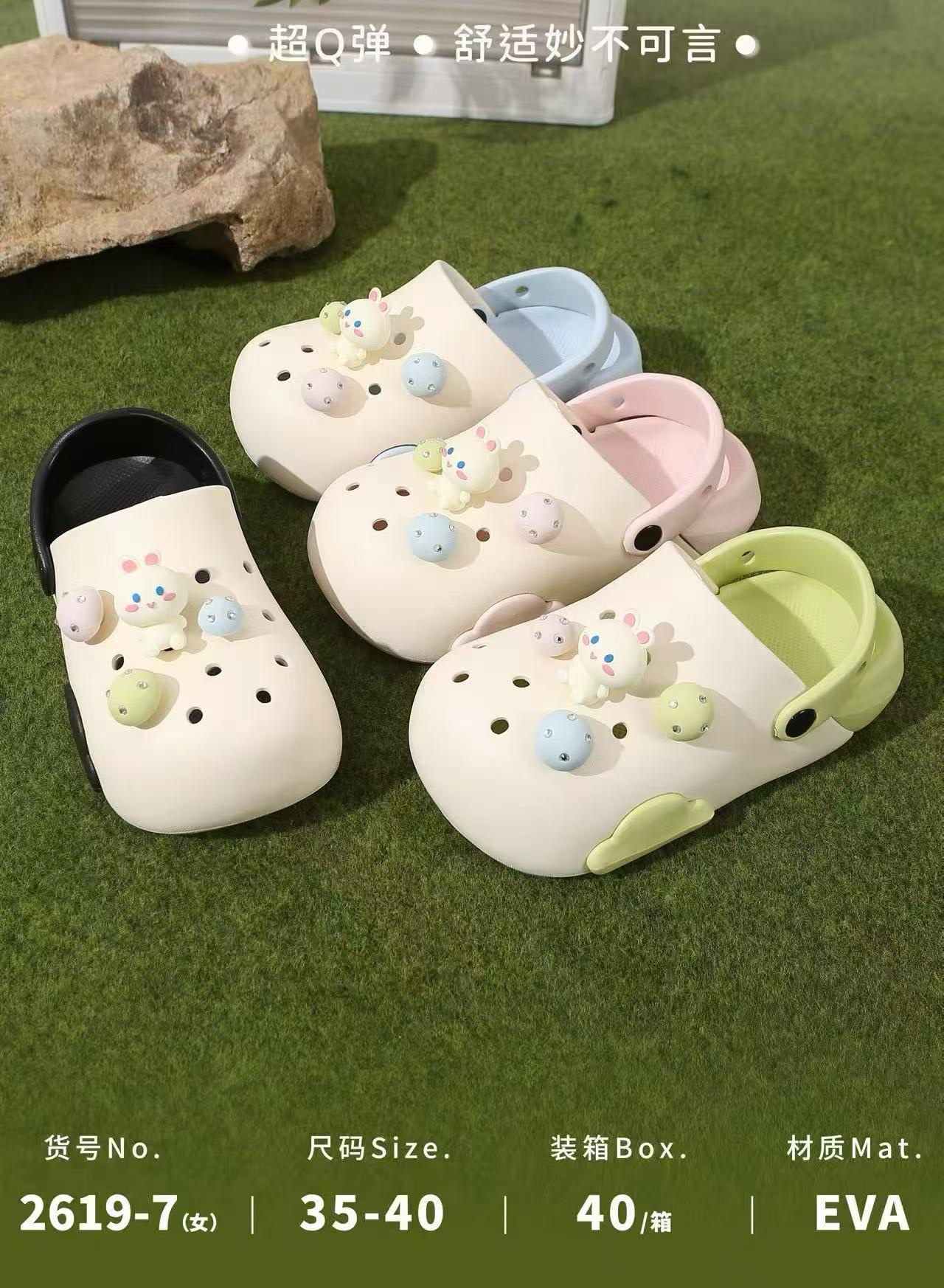 Cute cartoon-decorated crocs, EVA soft-soled, lightweight, breathable and casual shoes