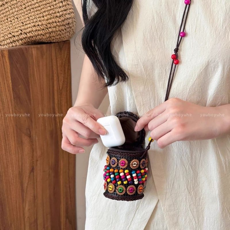Bohemian ethnic style coconut shell bag, women's hand-woven headphone jack red envelope, retro and niche design coin purse detail image 3