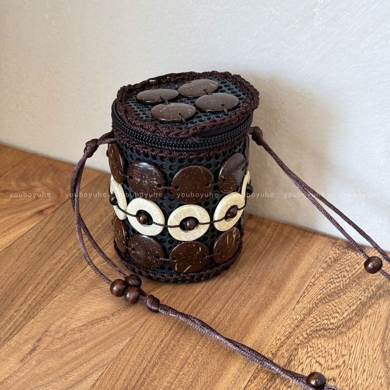Bohemian ethnic style coconut shell bag, women's hand-woven headphone jack red envelope, retro and niche design coin purse detail image 8
