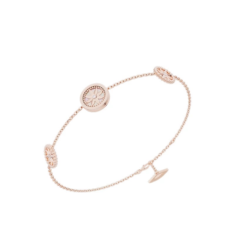 The NOLYN Deoksugung series tile bracelet from NOLYn features a luxurious and versatile design with white mother-of-pearl on both sides for beginners Application Scenario